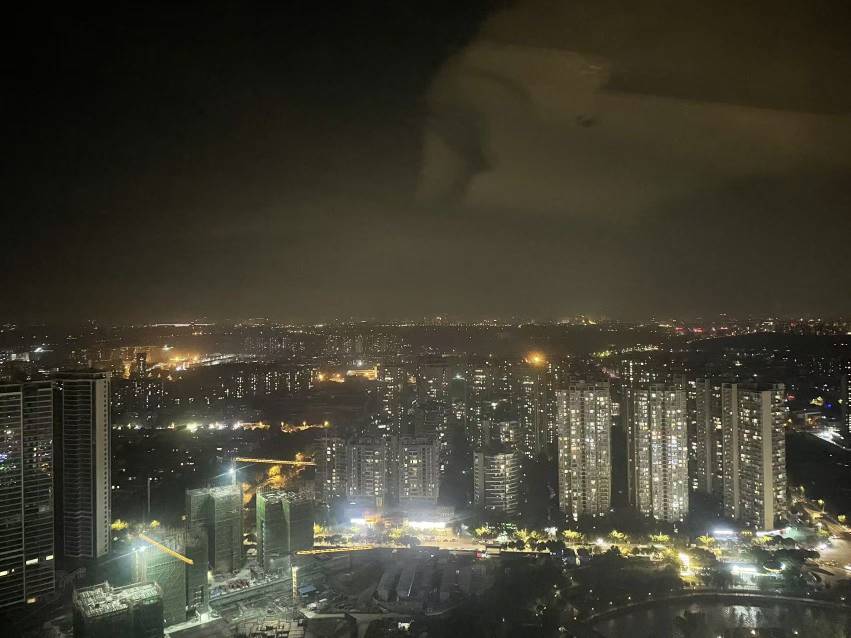 旁边全是小情侣，自己只能听歌跨年了高楼风景确实不错


52 / 作者:终究不如你 / 