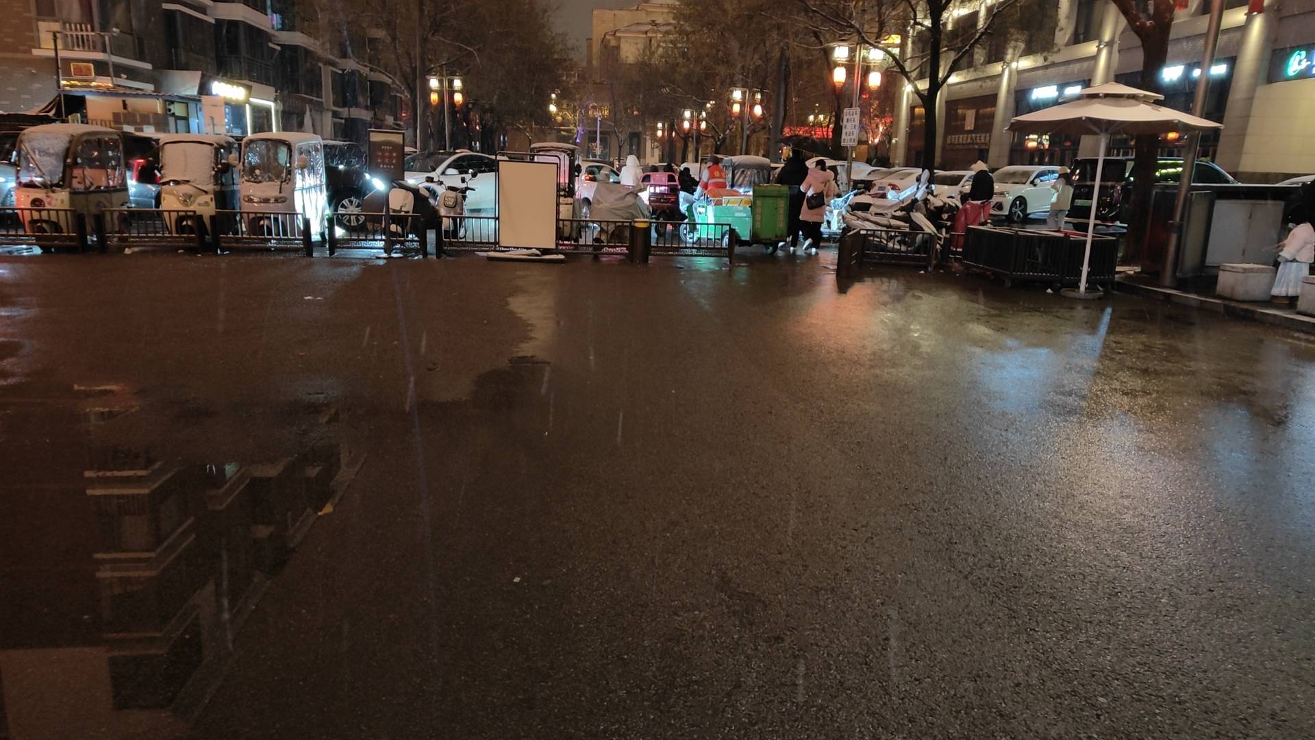 老哥们跨年在外面压马路，路过骚烤摊发现别人吃剩的，发现还有剩了好多，跨年加餐了

99 / 作者:官方鉴定真老哥 / 