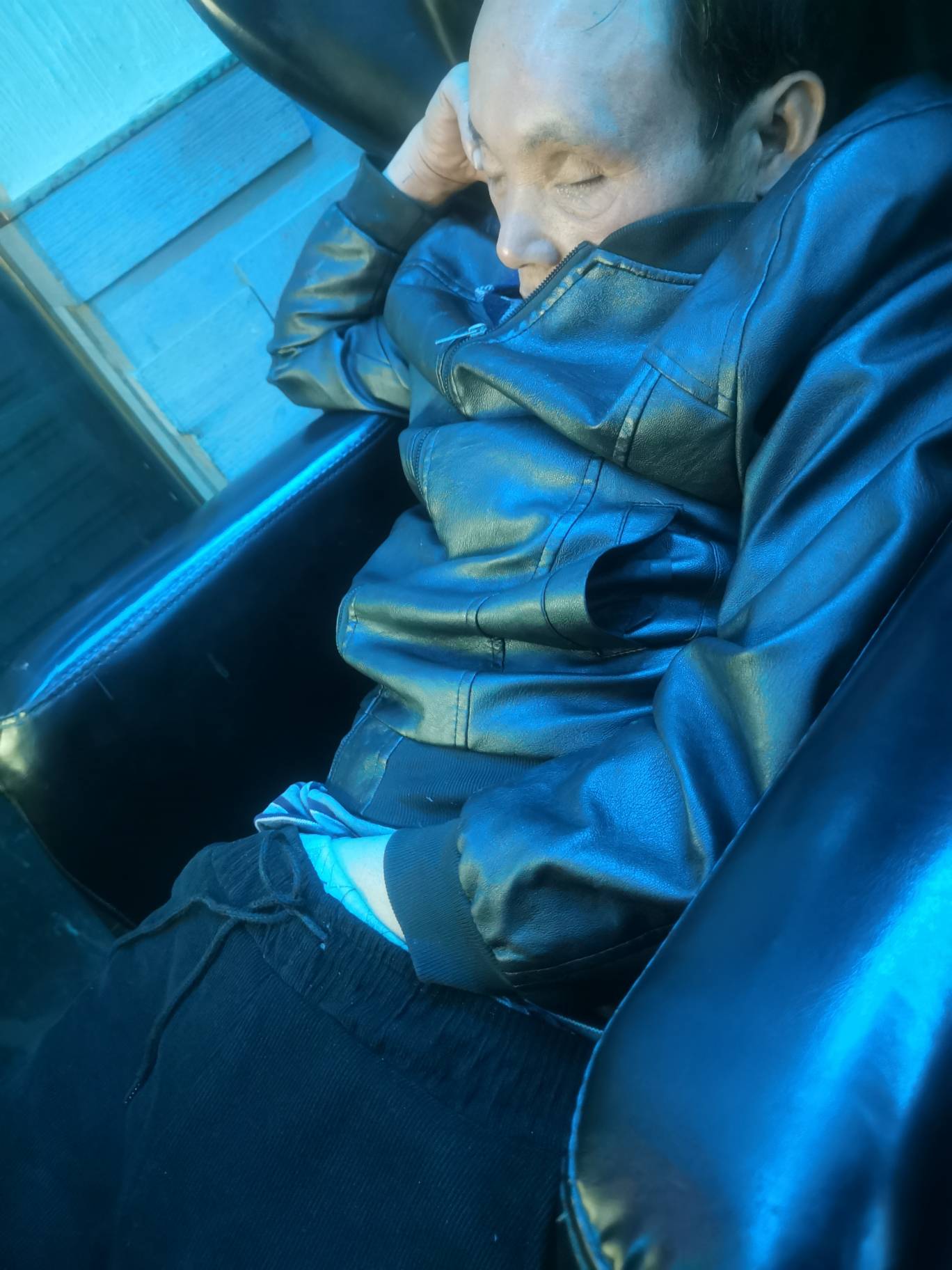 马上新年了，这哪个老哥还在网吧里摸着雕挂壁呢

27 / 作者:艾泽拉斯魔暴龙 / 