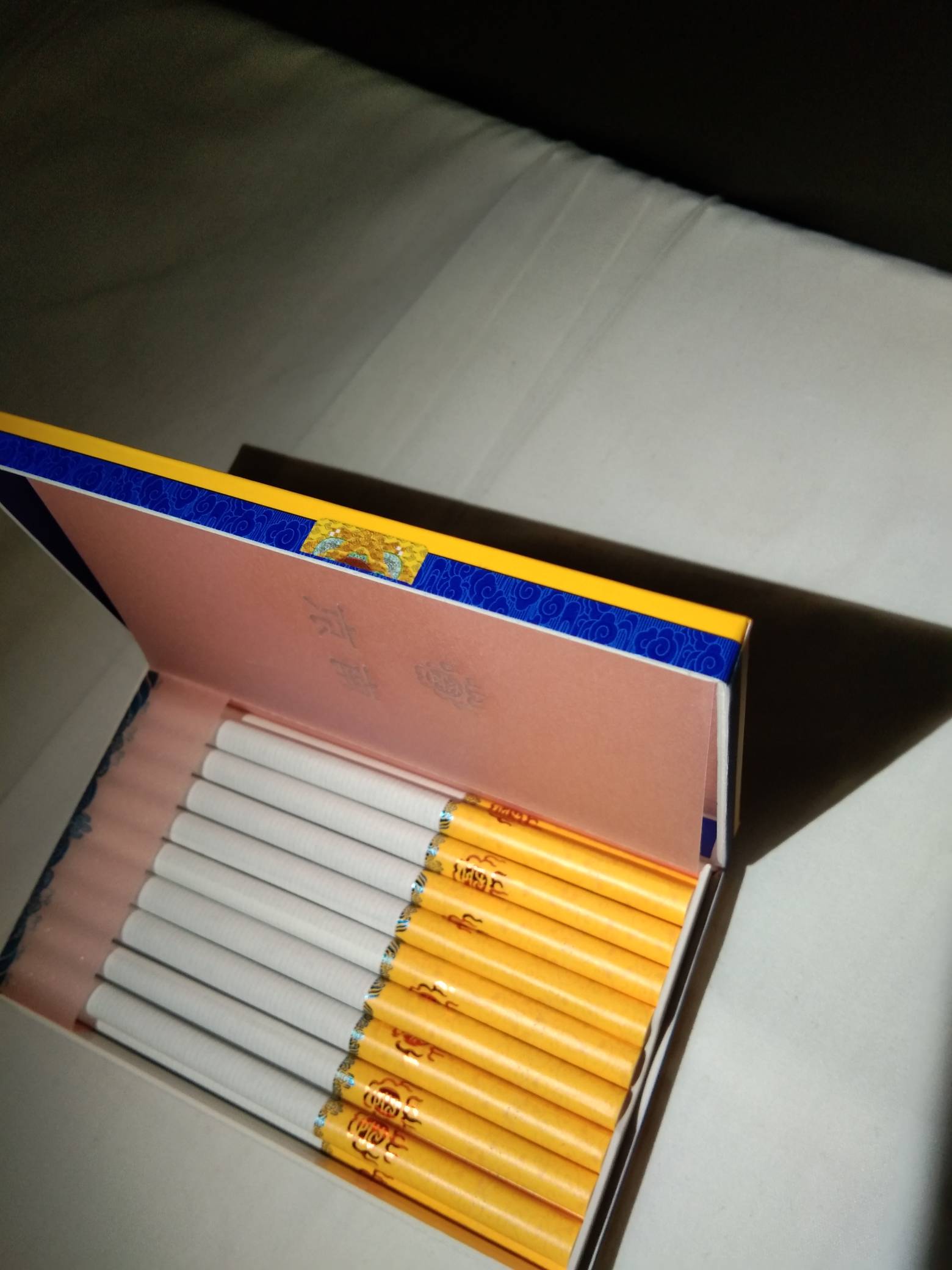 现在每天抽烟都要花两百刚刚一包和天天抽完了，现在过年了没有老哥挂壁了吧唉，



35 / 作者:倒下 / 