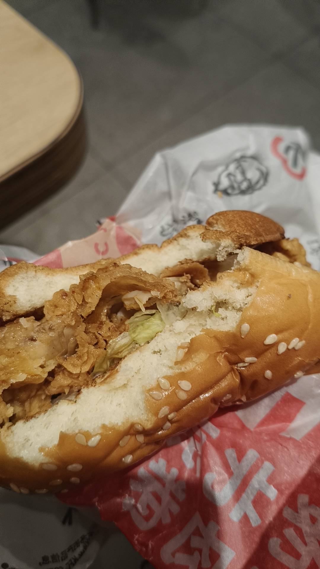 第一次吃肯德基，这汉堡吃起来干巴巴的 好像吃干粮一样 还是塔斯丁的汉堡好吃

50 / 作者:肥美的烧鸭 / 