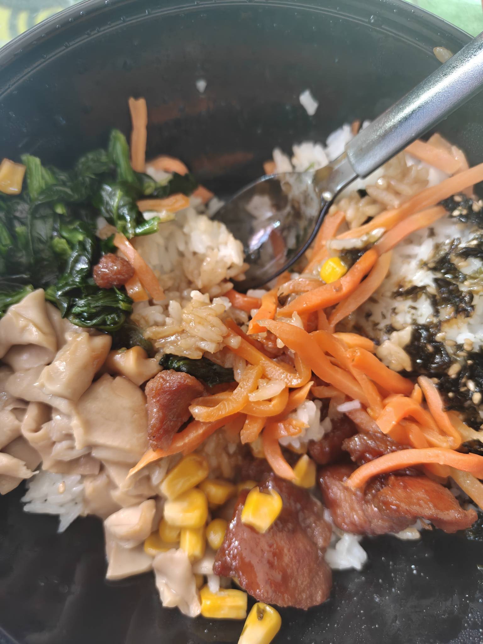 老哥们今天申请了点毛，去米村拌饭买了个鸡腿饭，一进门里面人好多啊，都是靓仔美女，60 / 作者:YukiXX / 