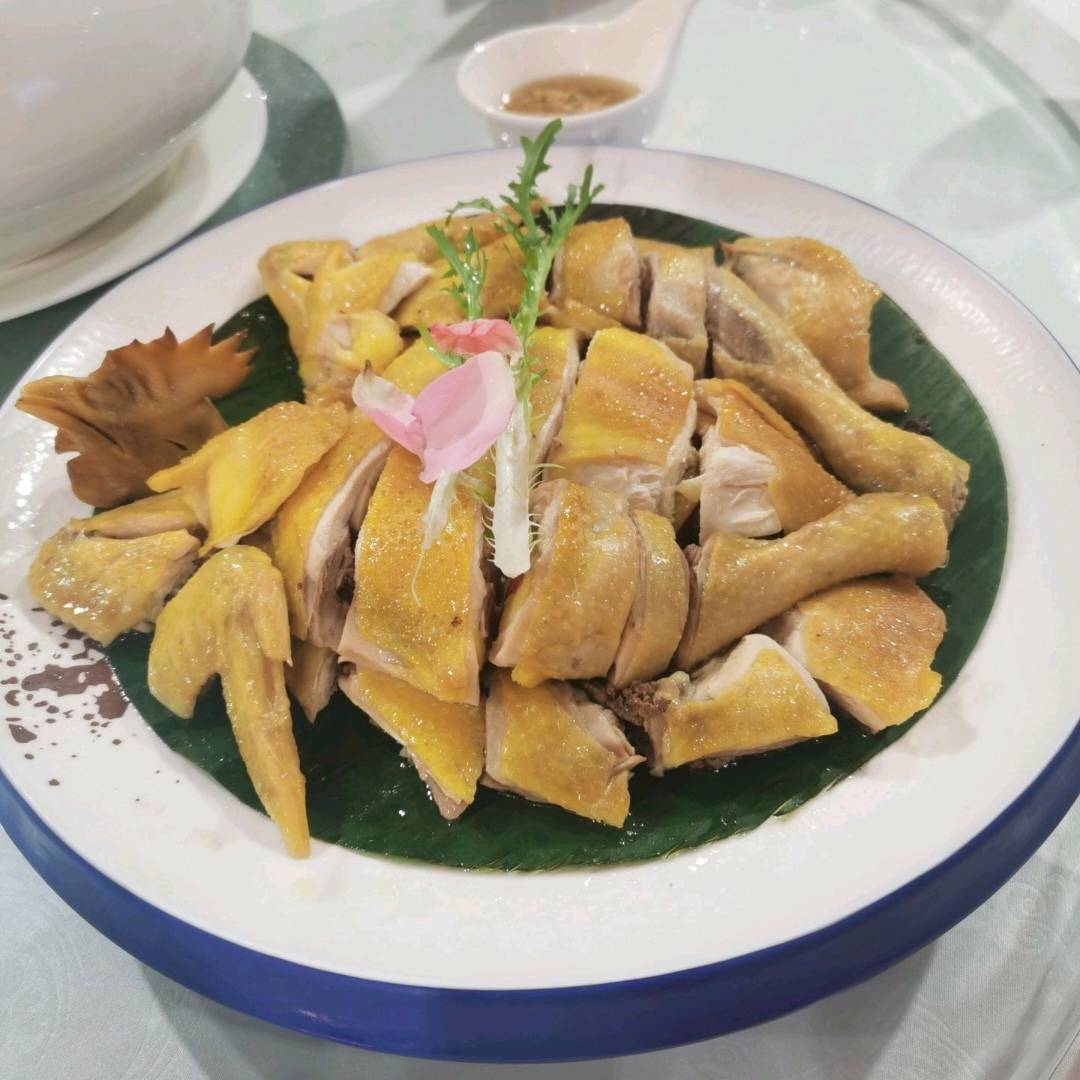 肚子饿的不行，刚才路过一家酒店，看到有人办婚礼我就混进来了，吃完就溜，应该没事吧35 / 作者:澳村还我奔驰E / 