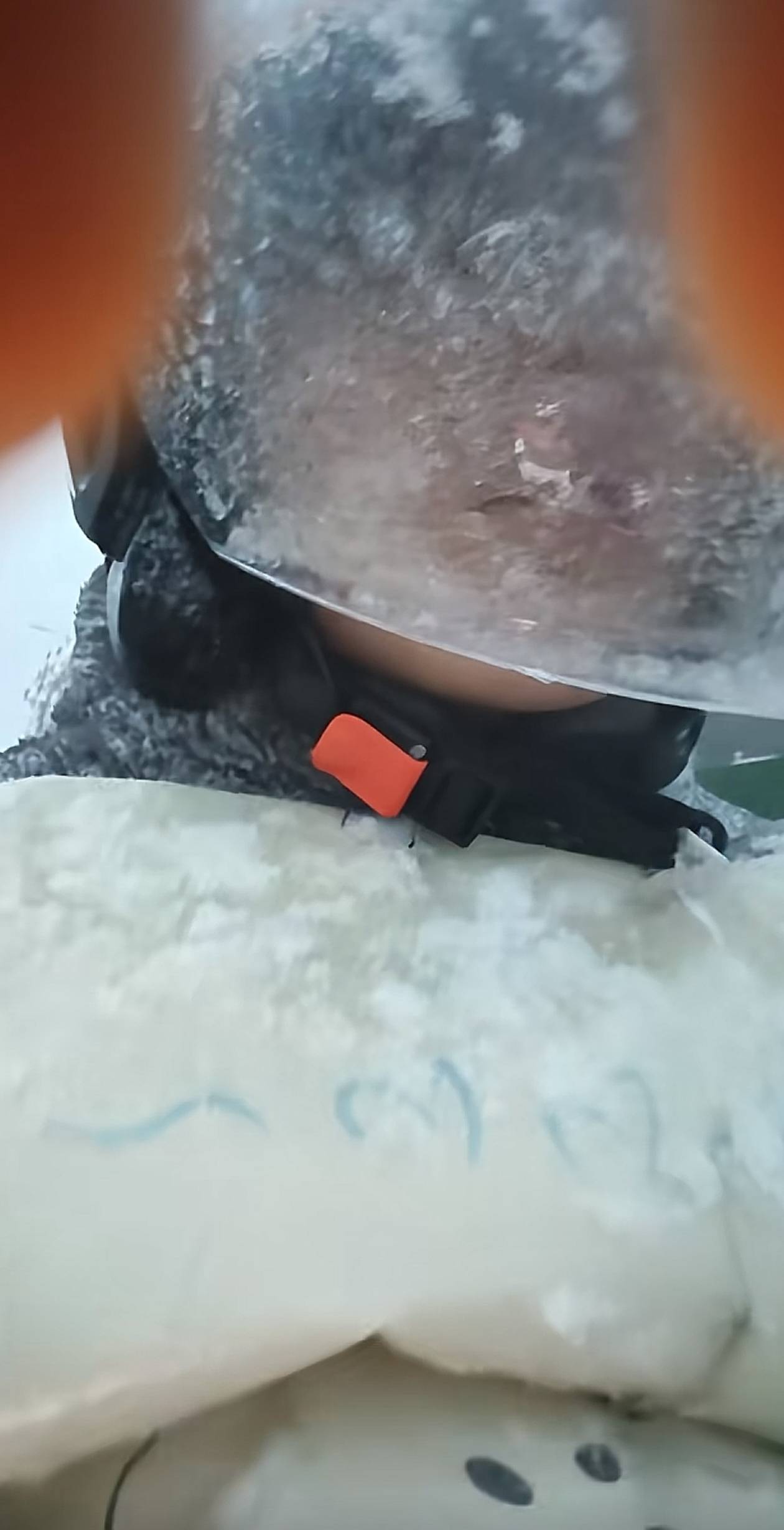 下雪跑外卖真烦，视线不好，头盔上都是雪

37 / 作者:尖沙咀靓坤 / 