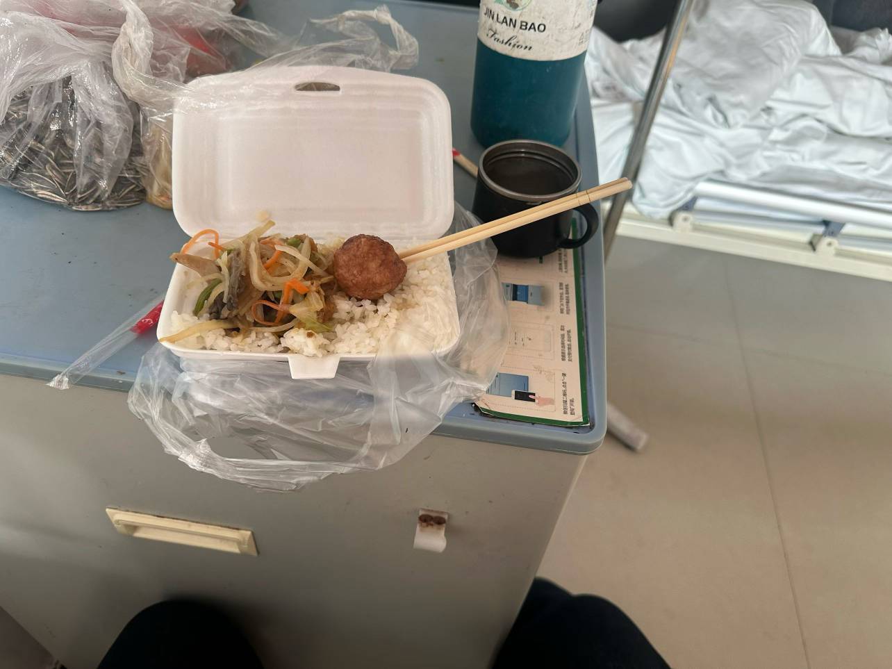 想跑外卖车晚上车停在小区楼下会不会被偷装备，还有穿自己得衣服头盔会不会被人认为是8 / 作者:39岁挂壁老大哥 / 