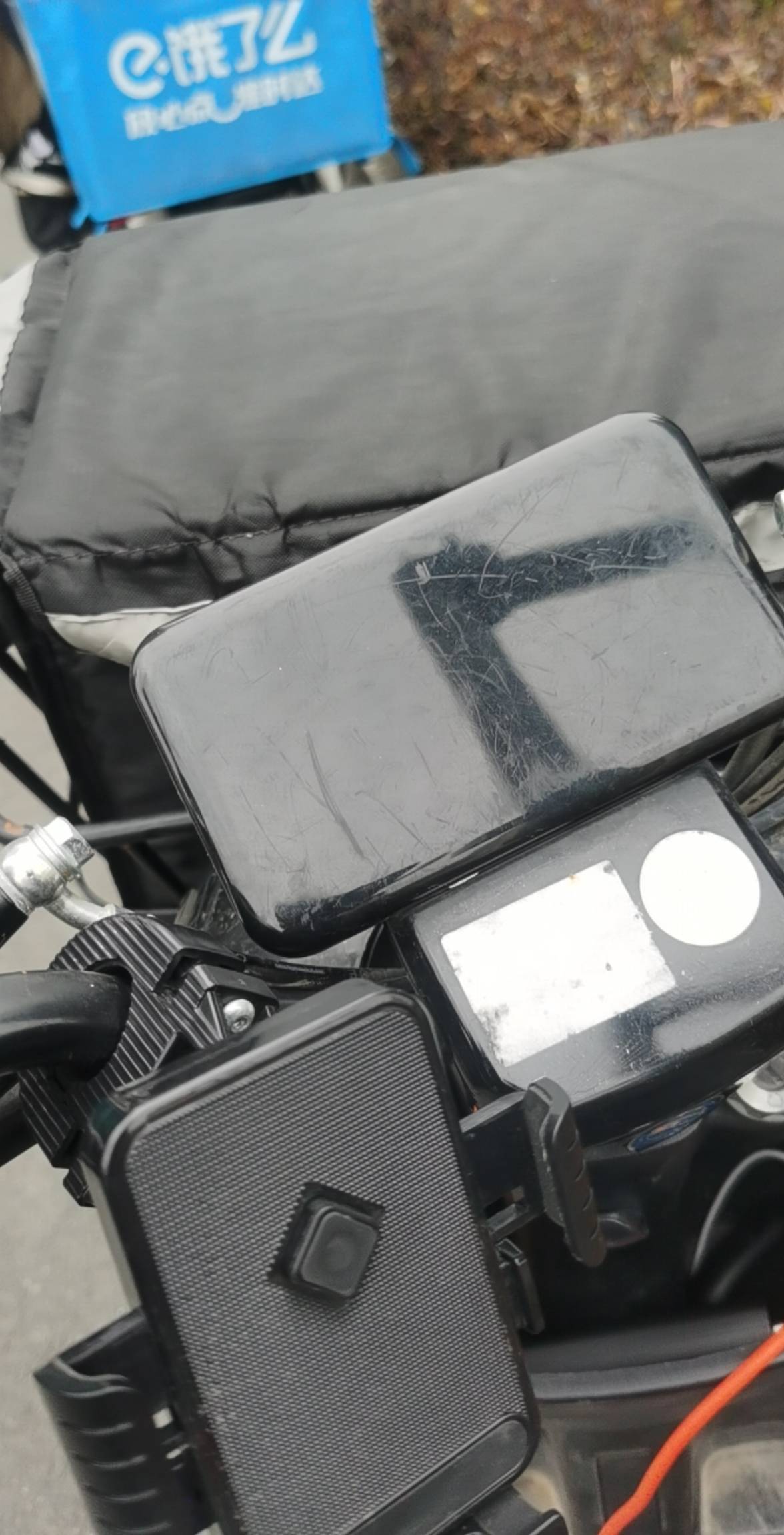 想跑外卖车晚上车停在小区楼下会不会被偷装备，还有穿自己得衣服头盔会不会被人认为是36 / 作者:卡农首陀罗 / 