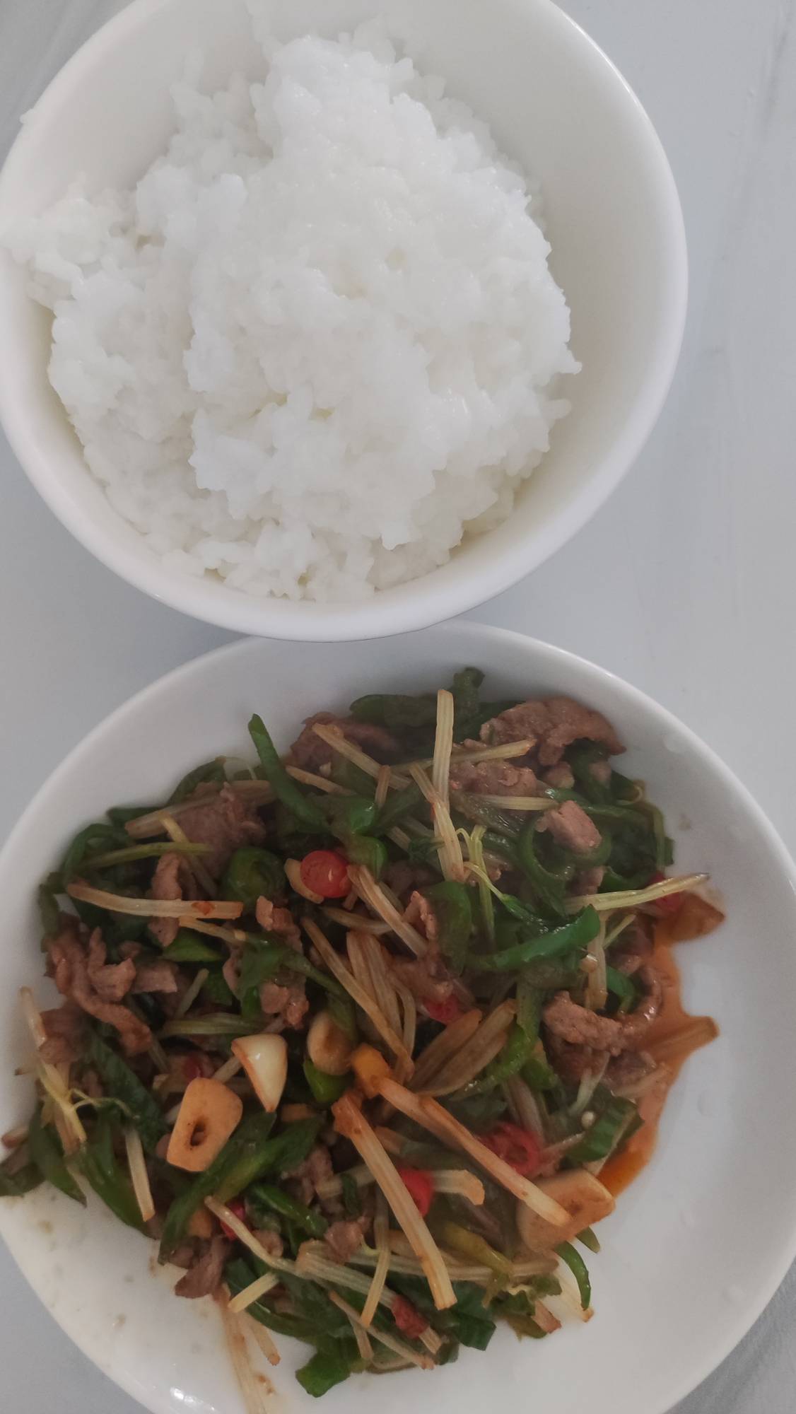 干饭了，老哥们，简单炒个青椒芹菜炒肉。先把肚子搞饱

30 / 作者:陈小光 / 