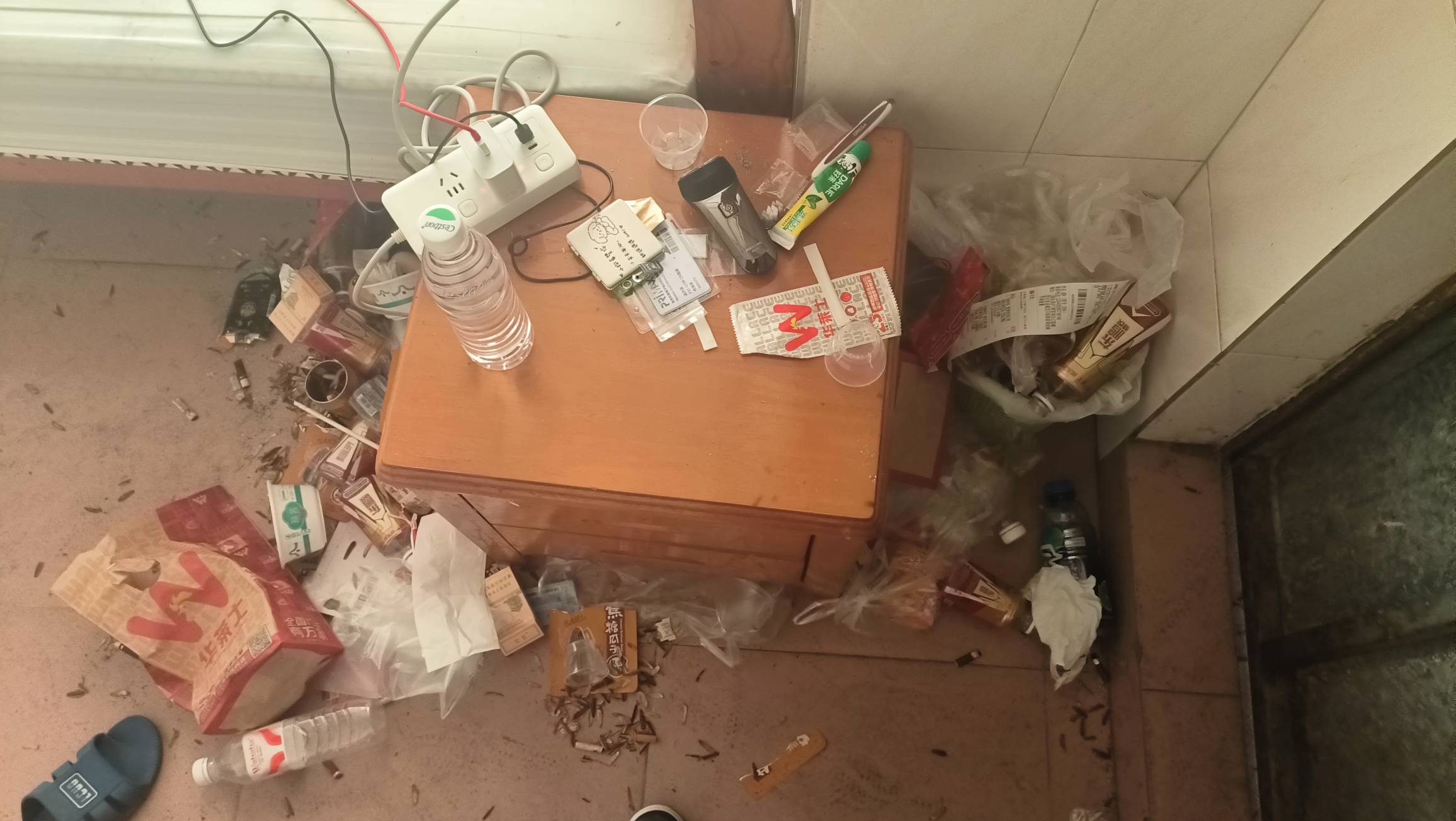 老哥们，退房，不退压金


31 / 作者:老哥们丨 / 