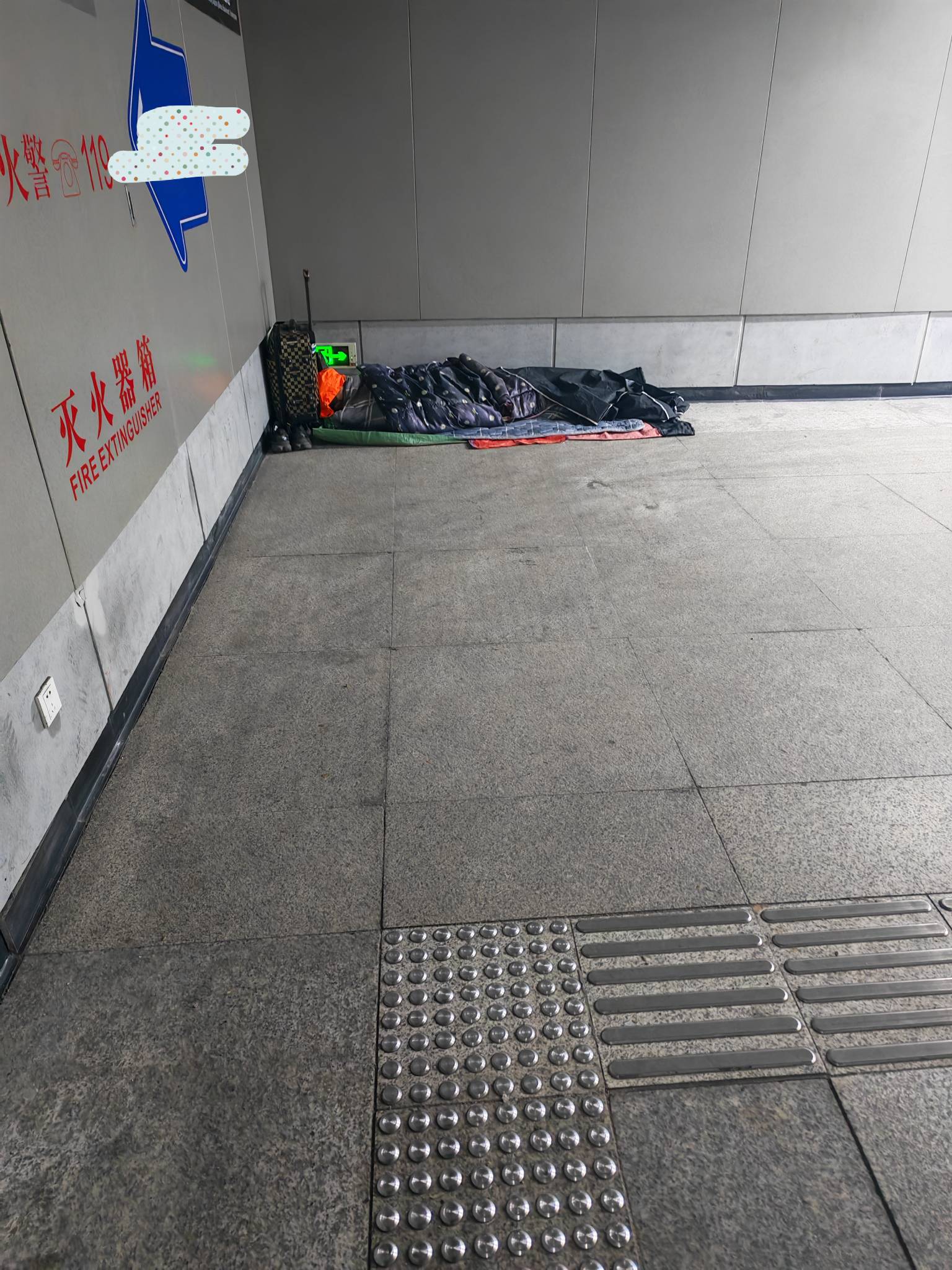 这些躺平的是真的牛b，冷天在这里睡觉，刚刚20点50多出去吃饭，回来的时候还在那里睡7 / 作者:逞强- / 