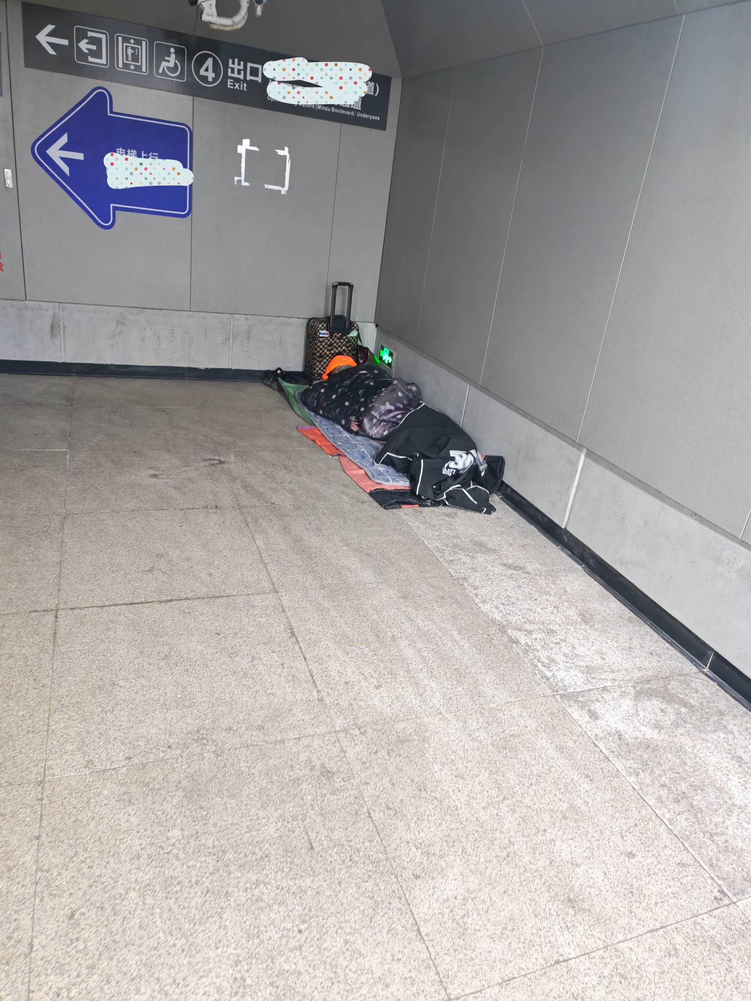 这些躺平的是真的牛b，冷天在这里睡觉，刚刚20点50多出去吃饭，回来的时候还在那里睡55 / 作者:逞强- / 