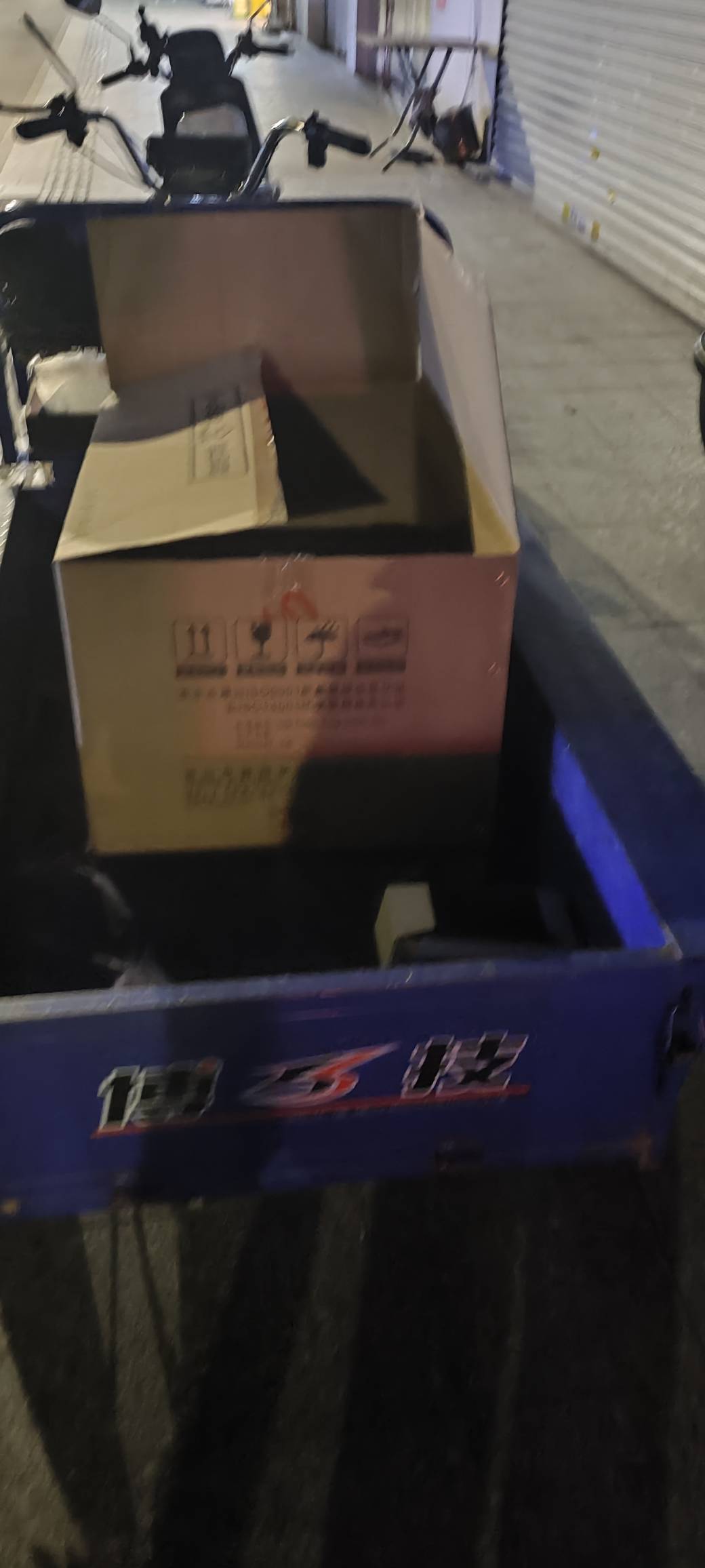 我是飞舞，天气这么冷还要干活，旁边商场装修纸皮包给了我老板，3点前搞完


51 / 作者:末日躺地哥 / 