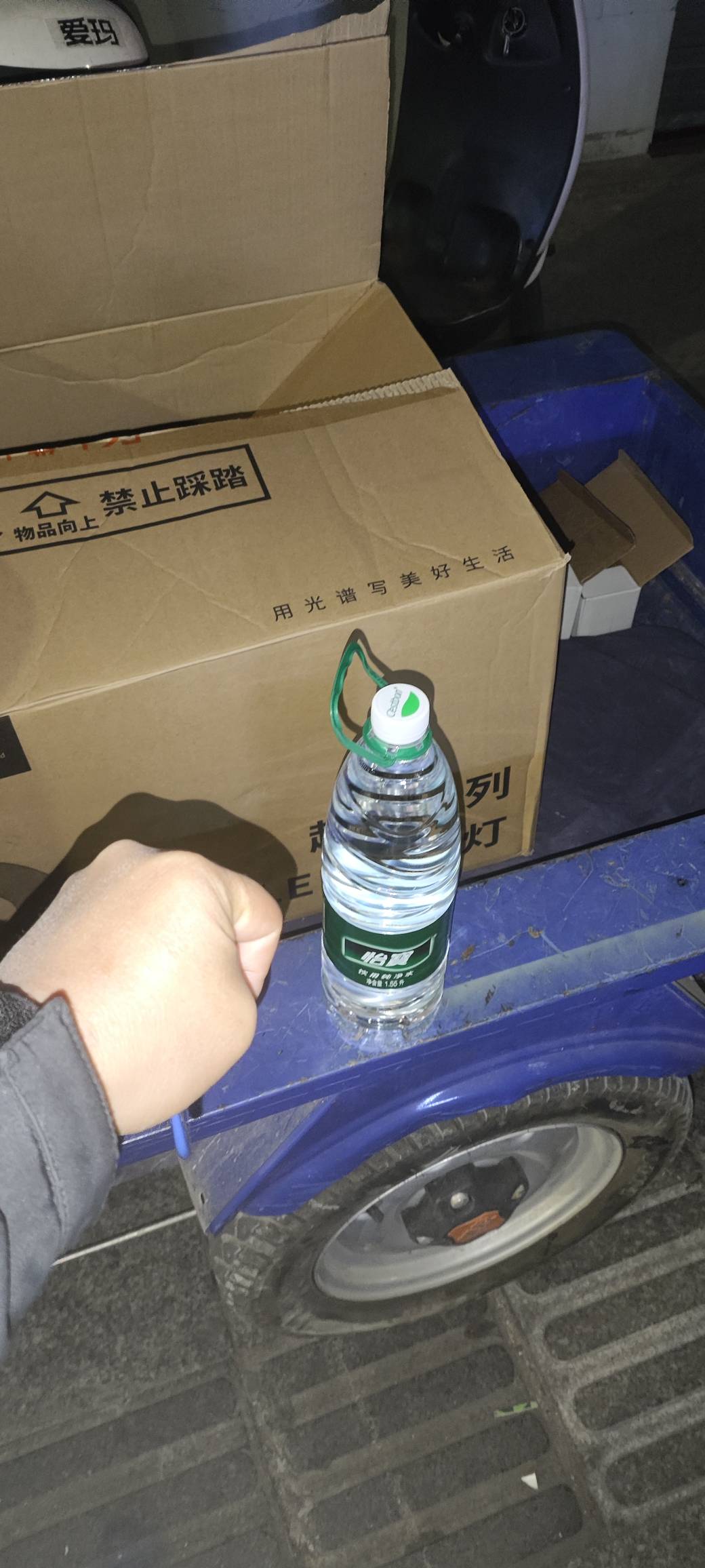 我是飞舞，天气这么冷还要干活，旁边商场装修纸皮包给了我老板，3点前搞完


7 / 作者:末日躺地哥 / 