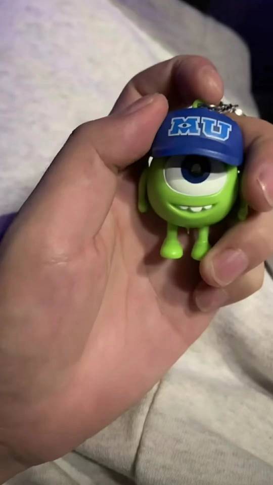 这是她在一次夜市随手买给我的大眼仔，她说可可爱爱而且想她的时候还可以按一下，之后42 / 作者:奎武 / 