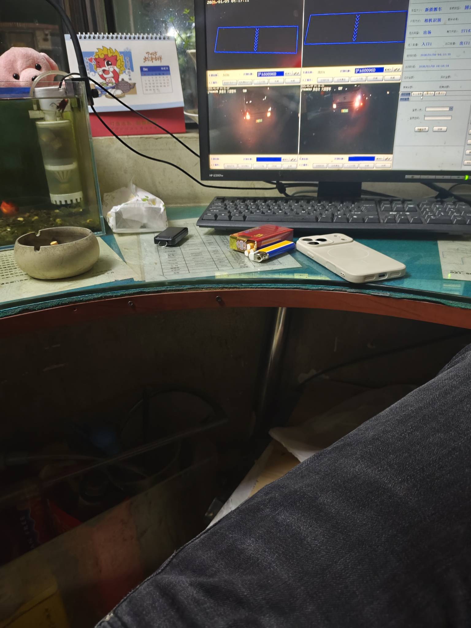 吗的，来了个D毛，快递在架子上找不到，给我喊醒，我看大门的，快递找我干jb？

93 / 作者:lllk. / 