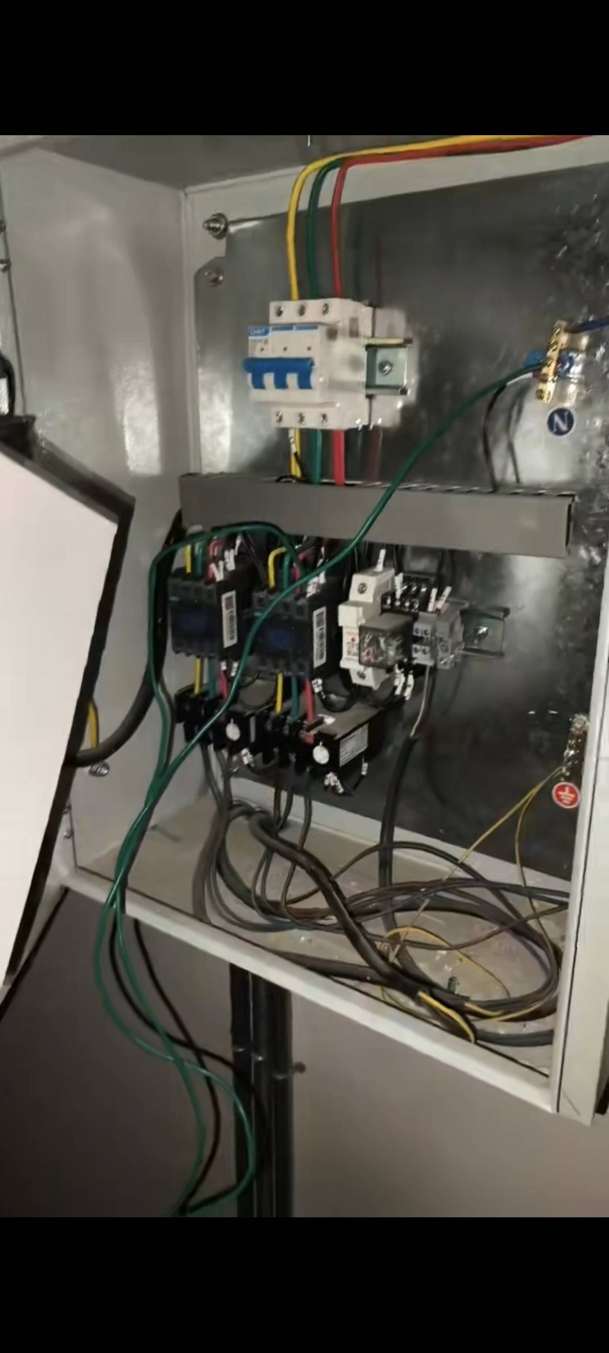 刚回来，回车上拿钥匙，发现旁边偷电引线充电，我该不该弄他？
93 / 作者:风口浪尖@ / 