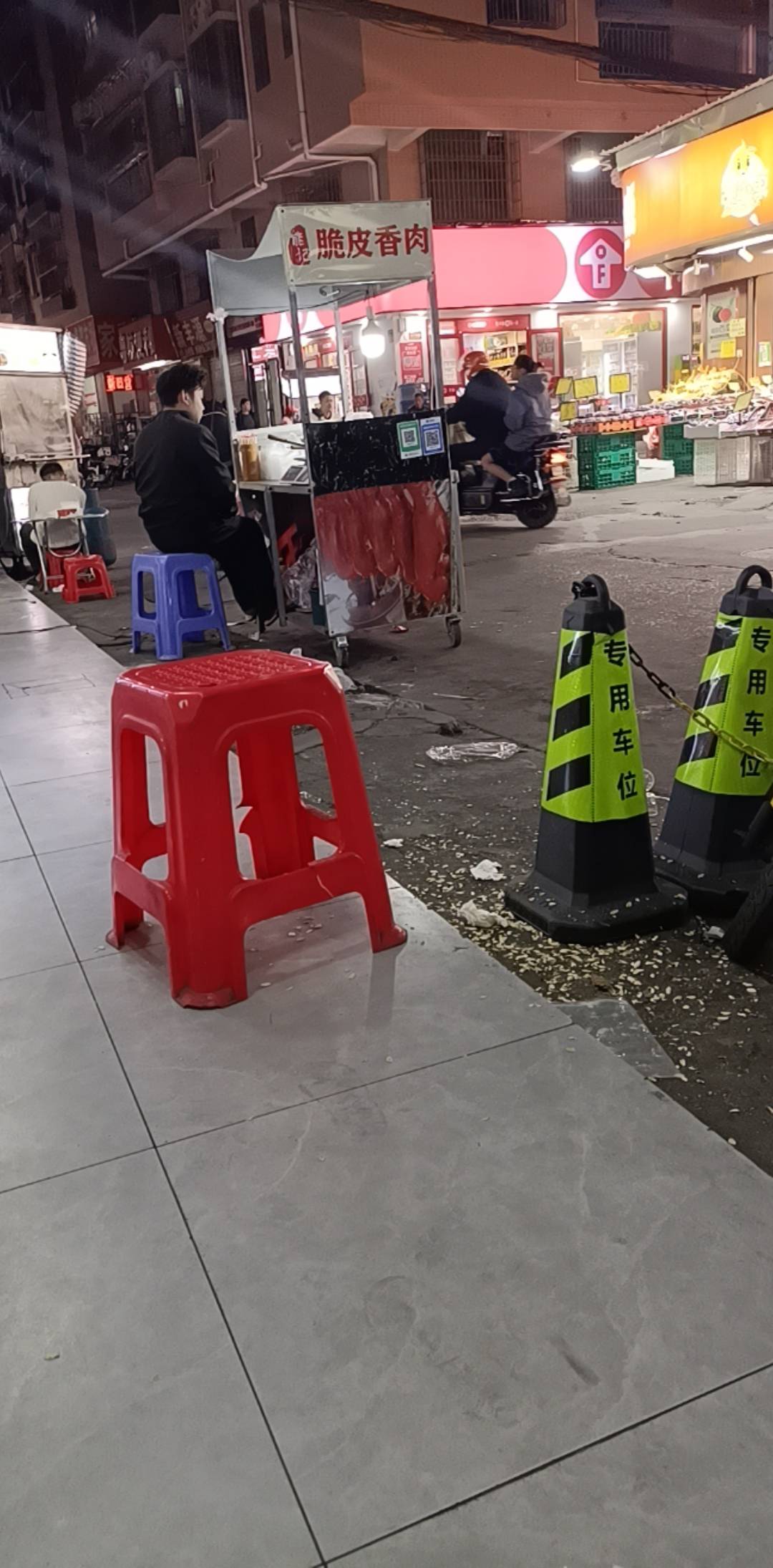 这就是创业吗？我在这看这老哥一个小时一份没卖出去

25 / 作者:大荒 / 