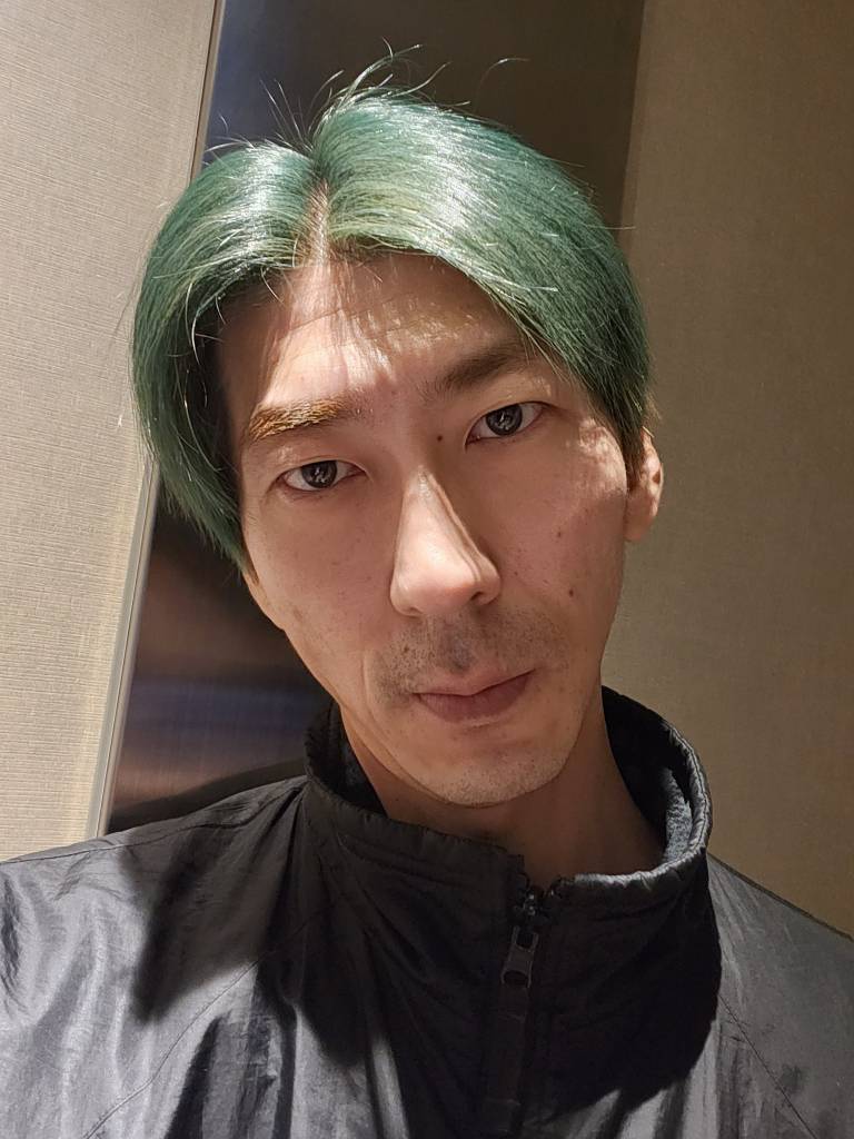 真服了这些小仙女，刚上火车就开始吃个不停，吃完爬到上铺没一分钟又把手机砸下来了，78 / 作者:大家说我吗 / 