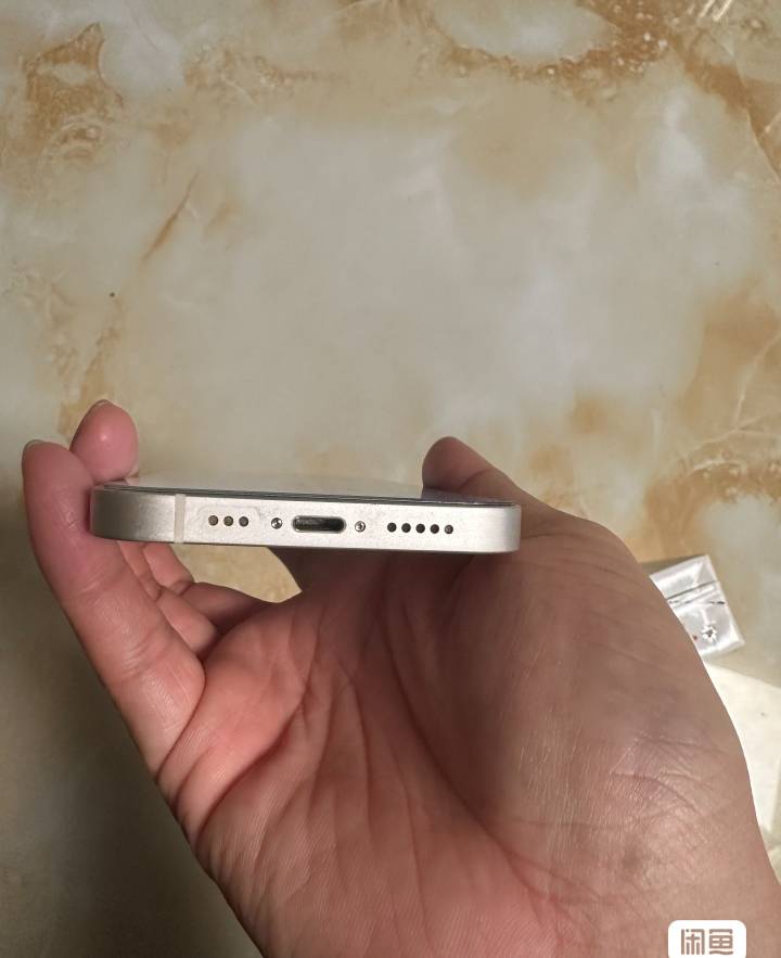 刚刚1600闲鱼买了个iPhone13白色256，iOS16.0.3，说是刚换的售后电池，其余全原。砍了37 / 作者:小目标。 / 