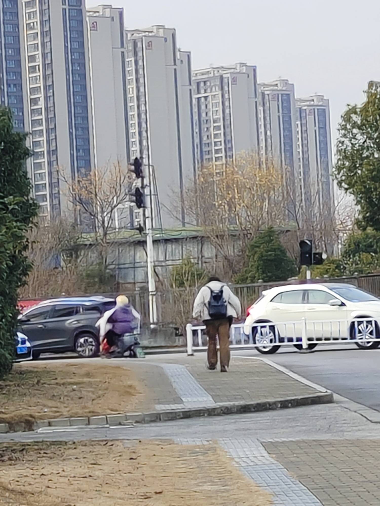 坐在小河边突然有个人来问我要不要回家，回你们老家要多少火车票费我说差不多四五百，89 / 作者:碧素堂 / 