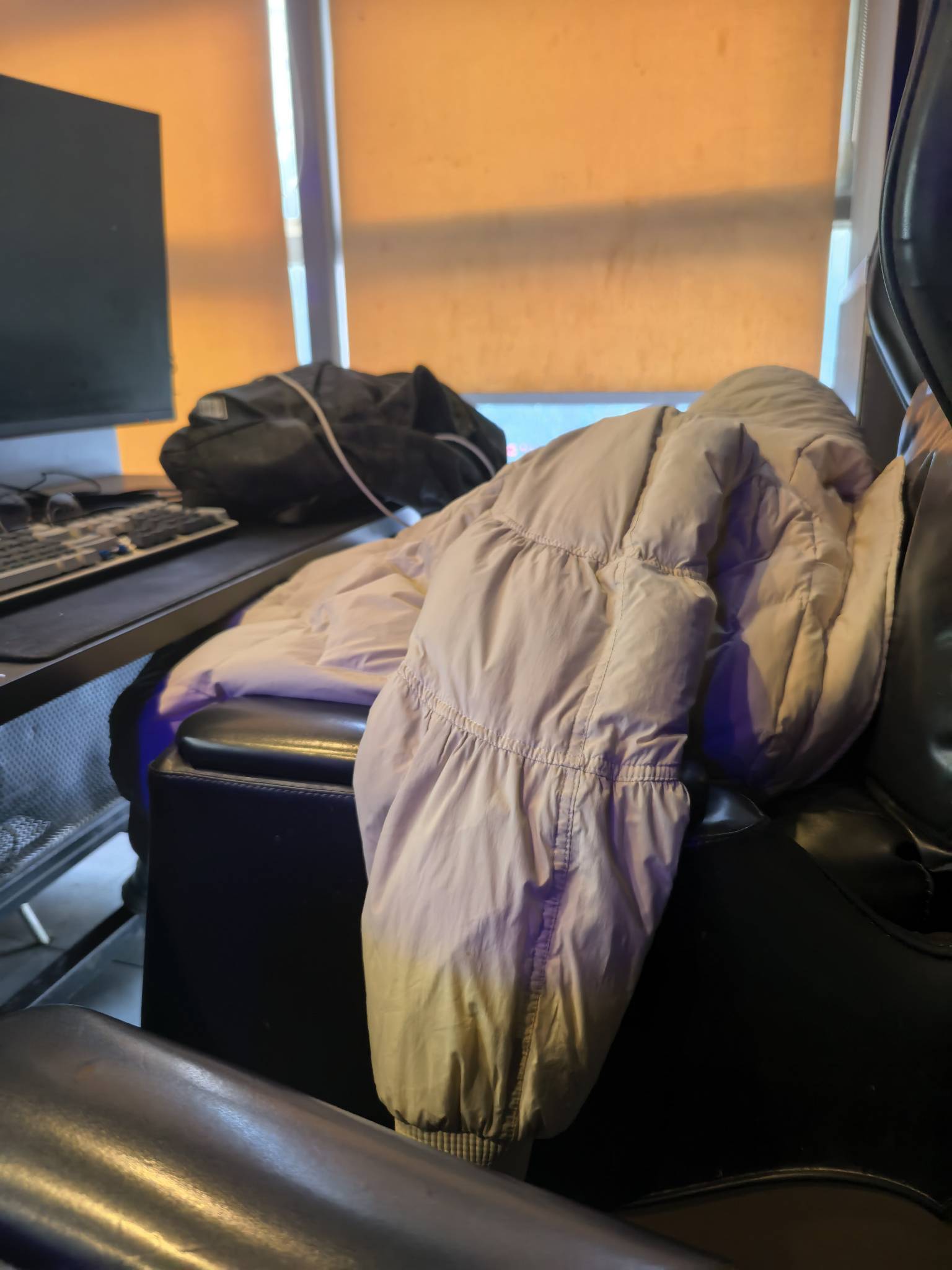 这是那个挂b仔 几次来网吧都看到睡在这个位置

4 / 作者:zvm1 / 