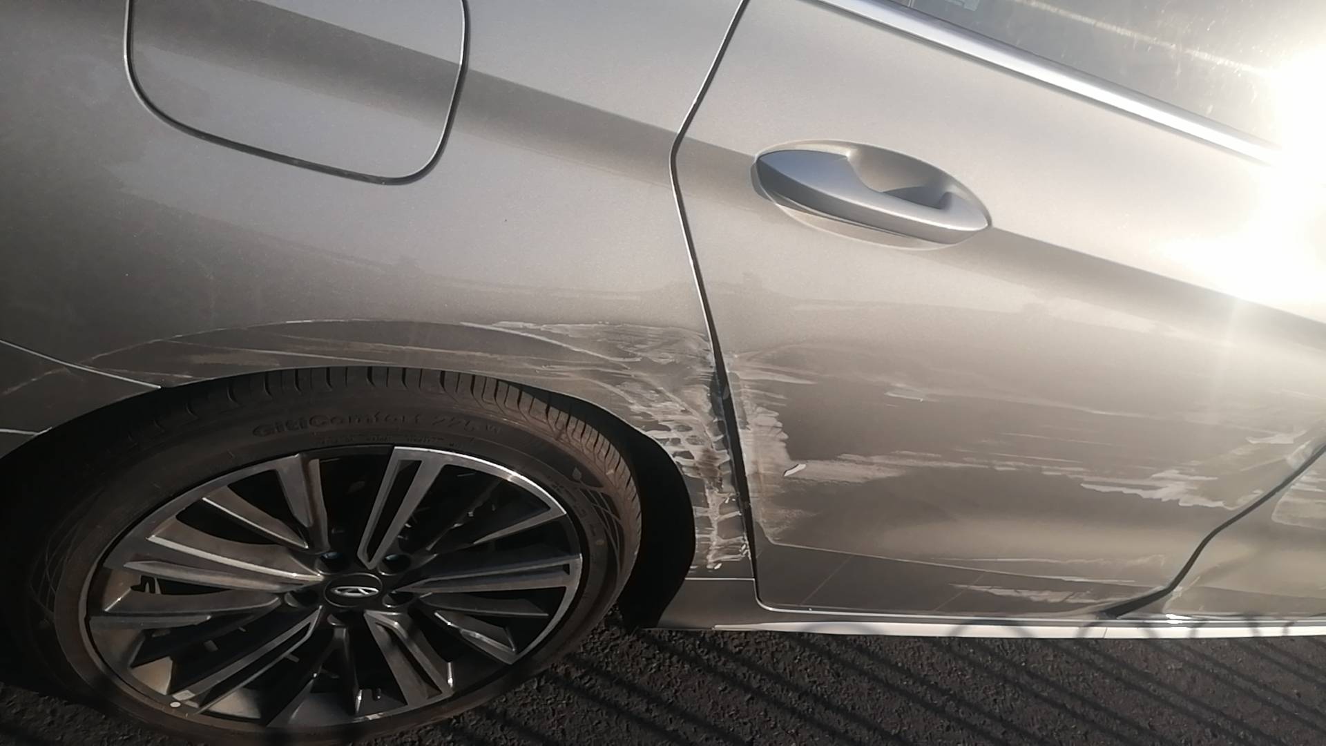 车擦这D样，4s店要换门，有人说原厂件不如原车件，最好别换，我也不懂，有没有老哥懂46 / 作者:故事大王磨推鬼 / 