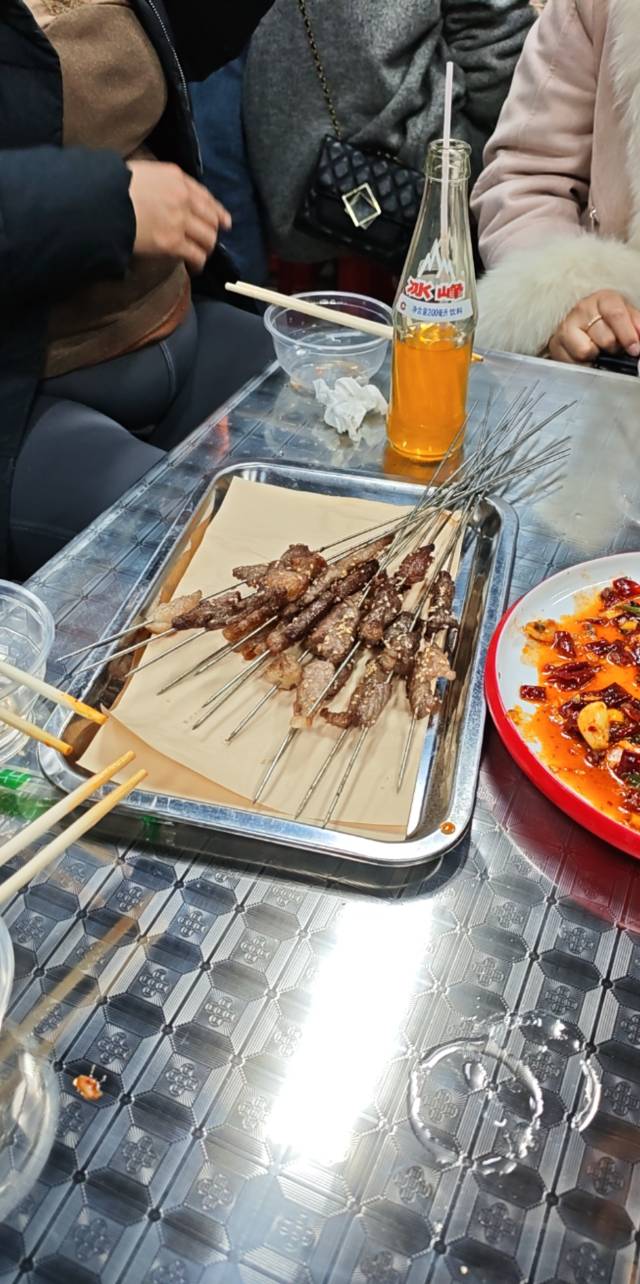 明星请吃饭几个场地满了我也挤进来了估计有四五百西桌



2 / 作者:Ly199417 / 