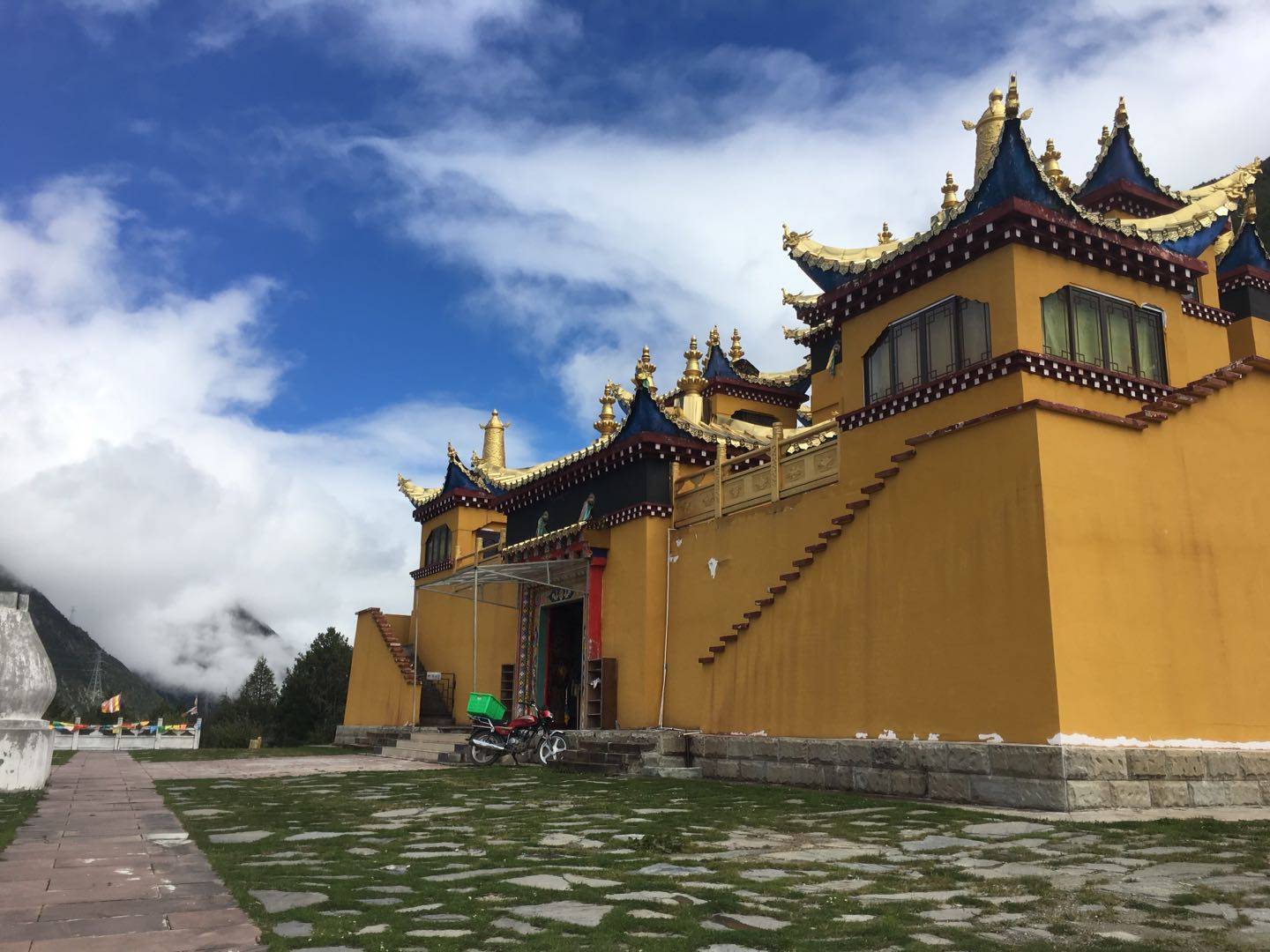 老哥们，小县城外卖专送单价这样，阶梯性的，501-700单3元=600，701-900单4元=800，9051 / 作者:和生活对线 / 