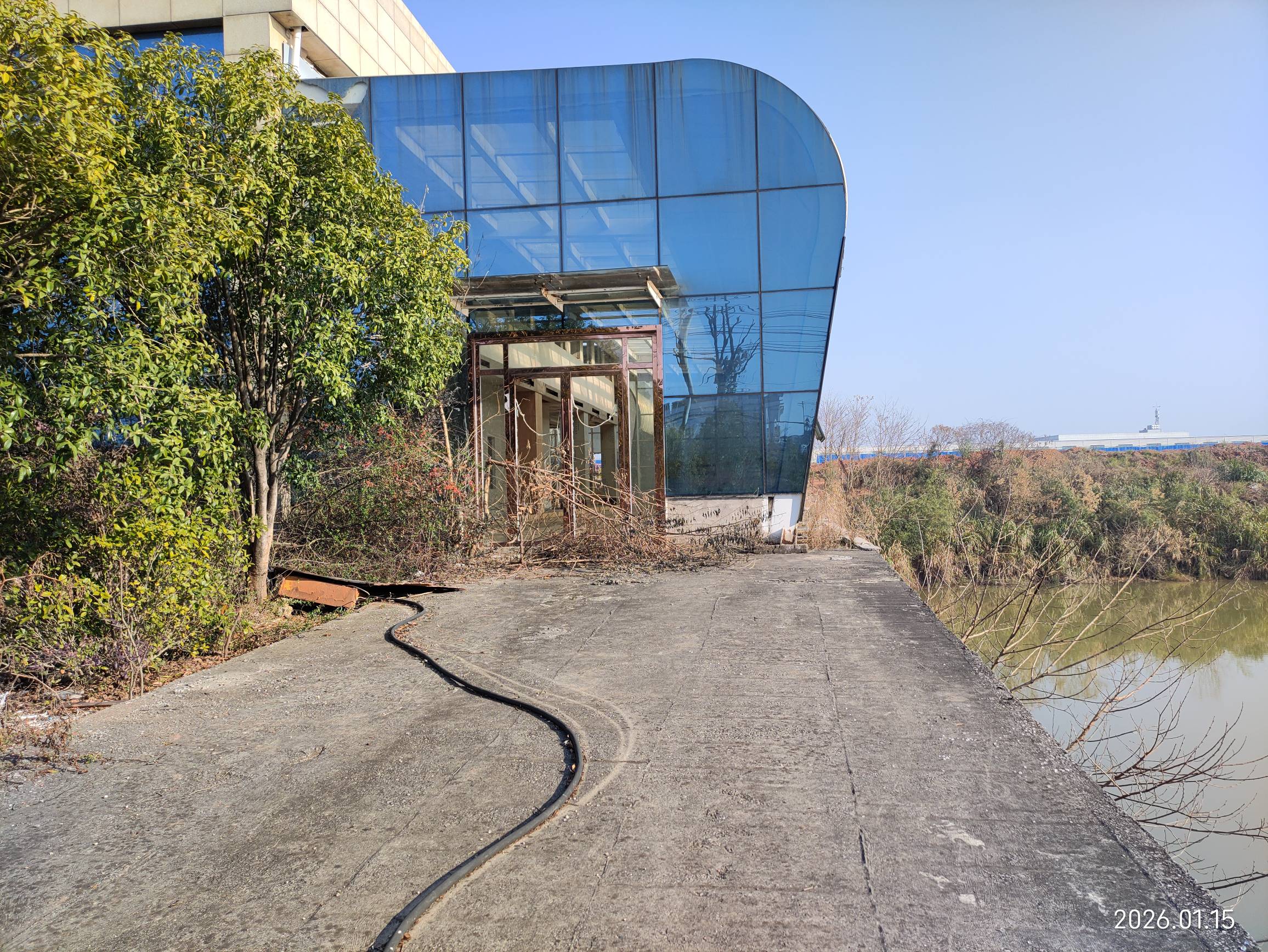 老哥们，又来到两年前的瘫痪圣地，今天故地重游，已经破烂不堪杂草重生，这栋废弃的楼0 / 作者:红菜苔 / 