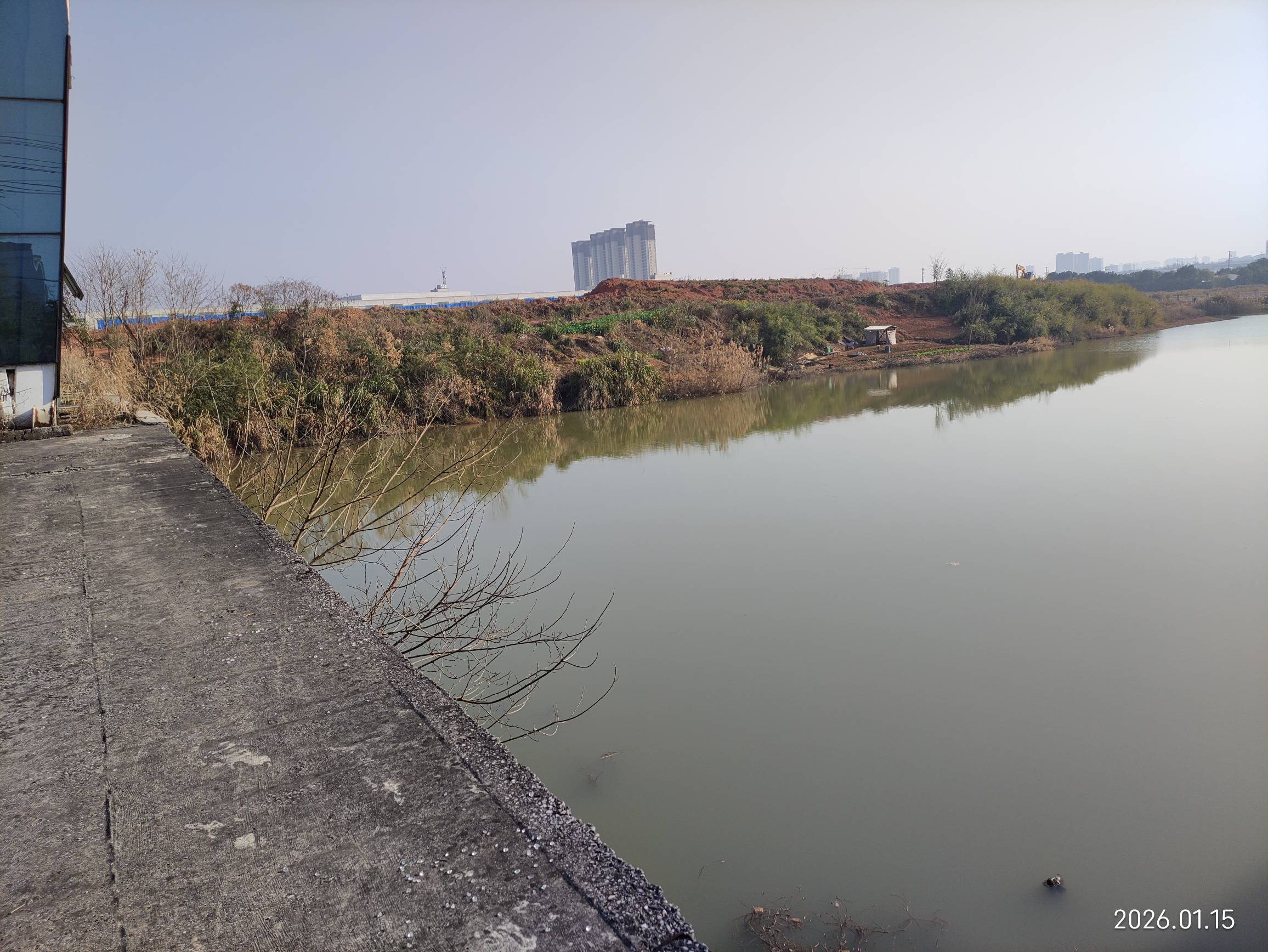 老哥们，又来到两年前的瘫痪圣地，今天故地重游，已经破烂不堪杂草重生，这栋废弃的楼7 / 作者:红菜苔 / 