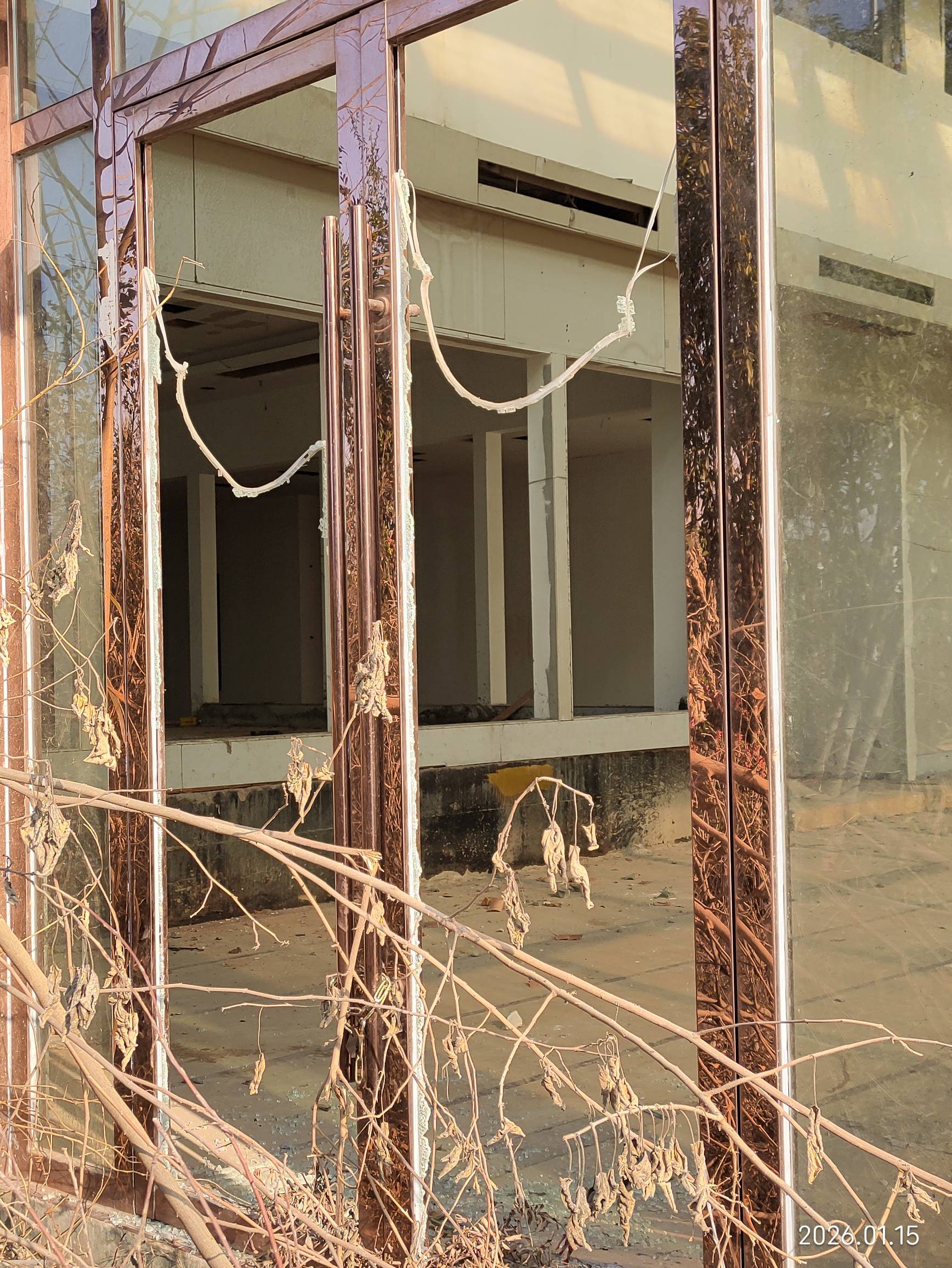 老哥们，又来到两年前的瘫痪圣地，今天故地重游，已经破烂不堪杂草重生，这栋废弃的楼71 / 作者:红菜苔 / 