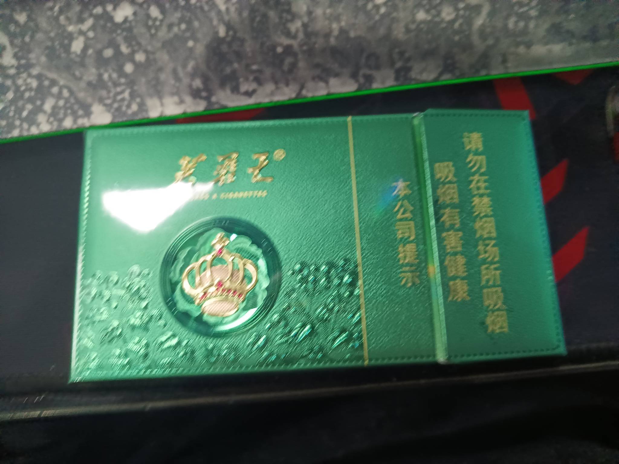 老哥们这烟在湖南买的人多吗，拆开盒子就是一股浓郁的西瓜味

73 / 作者:江苏第一深情 / 