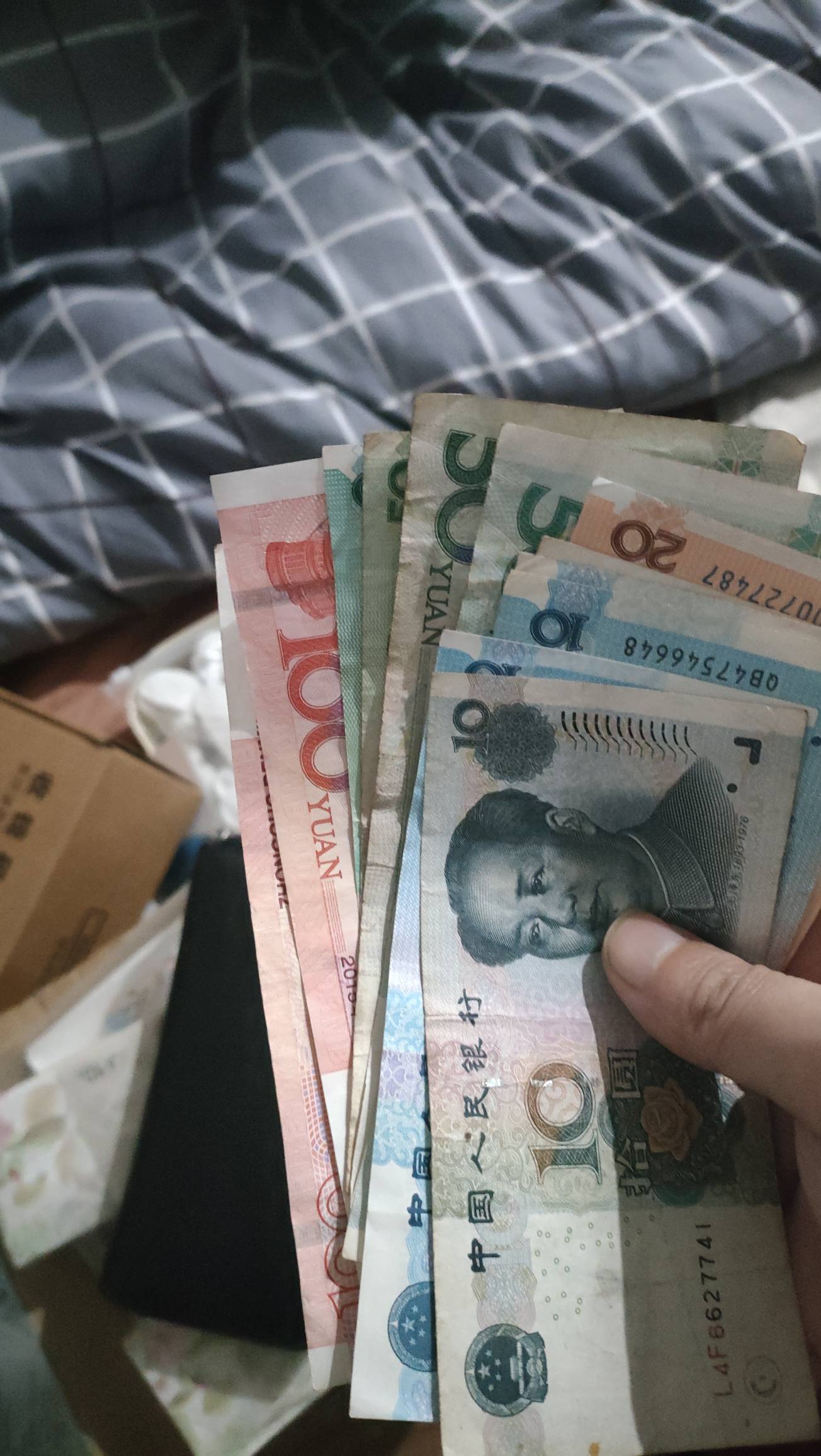 600还差80，我支付宝微信有钱，银行卡全非柜，外面转了一圈，连经常买香烟的便利店都50 / 作者:释迦牟尼 / 