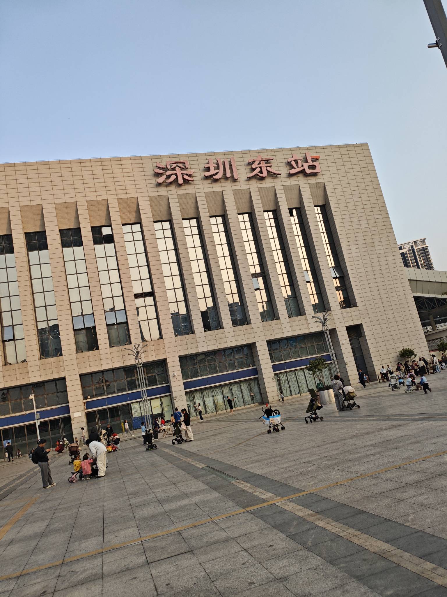 深圳东站的挂壁房88，睡一觉明晚就到家了


83 / 作者:梦回大唐做王爷 / 