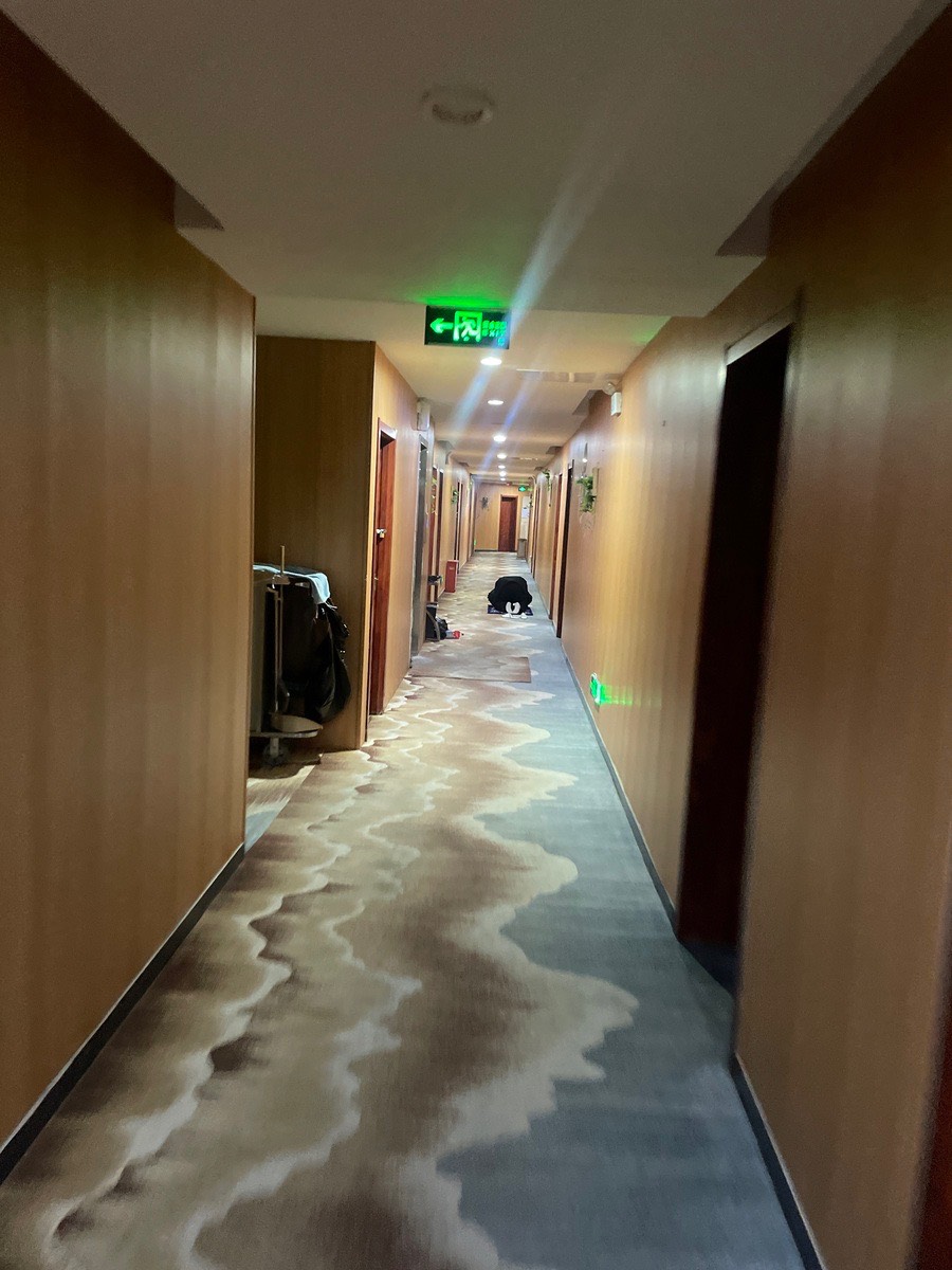 送外卖送到酒店里面刚出电梯发现有个人在磕头，吓死人了，得亏是酒店里，要是在小区里89 / 作者:卡农第一富哥 / 