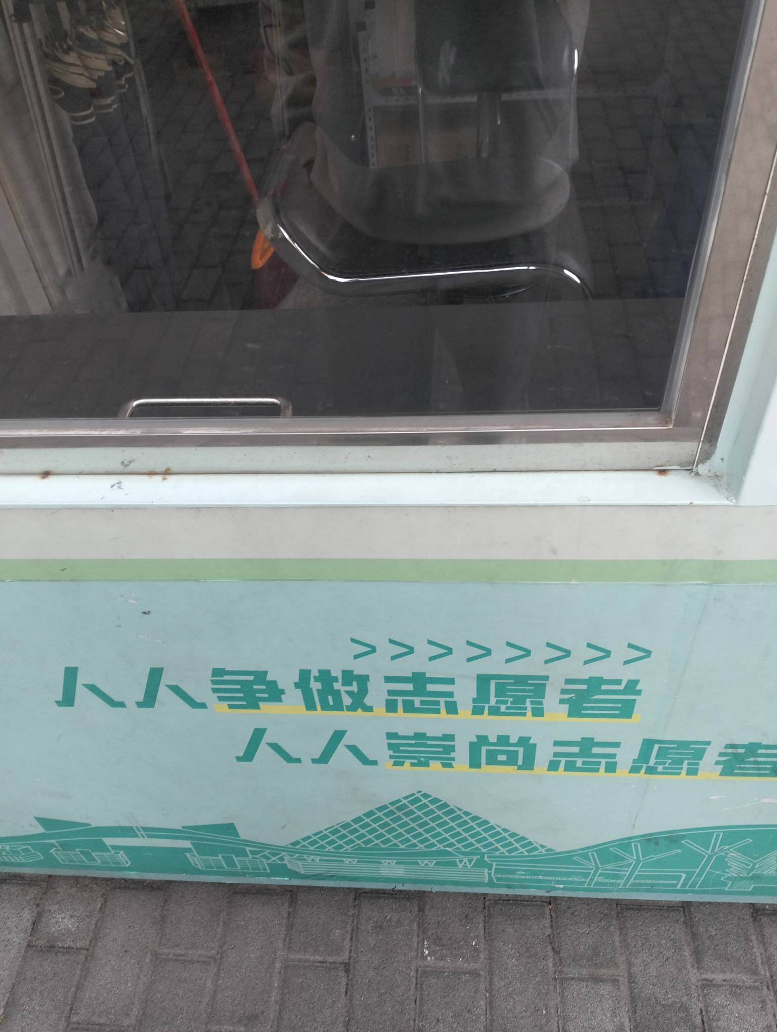 小沫，天亮了，躺在冷冷的公园石板上，想

想这些年来走过的路，情不自禁的落下泪。

1 / 作者:尛•牛•氓 / 