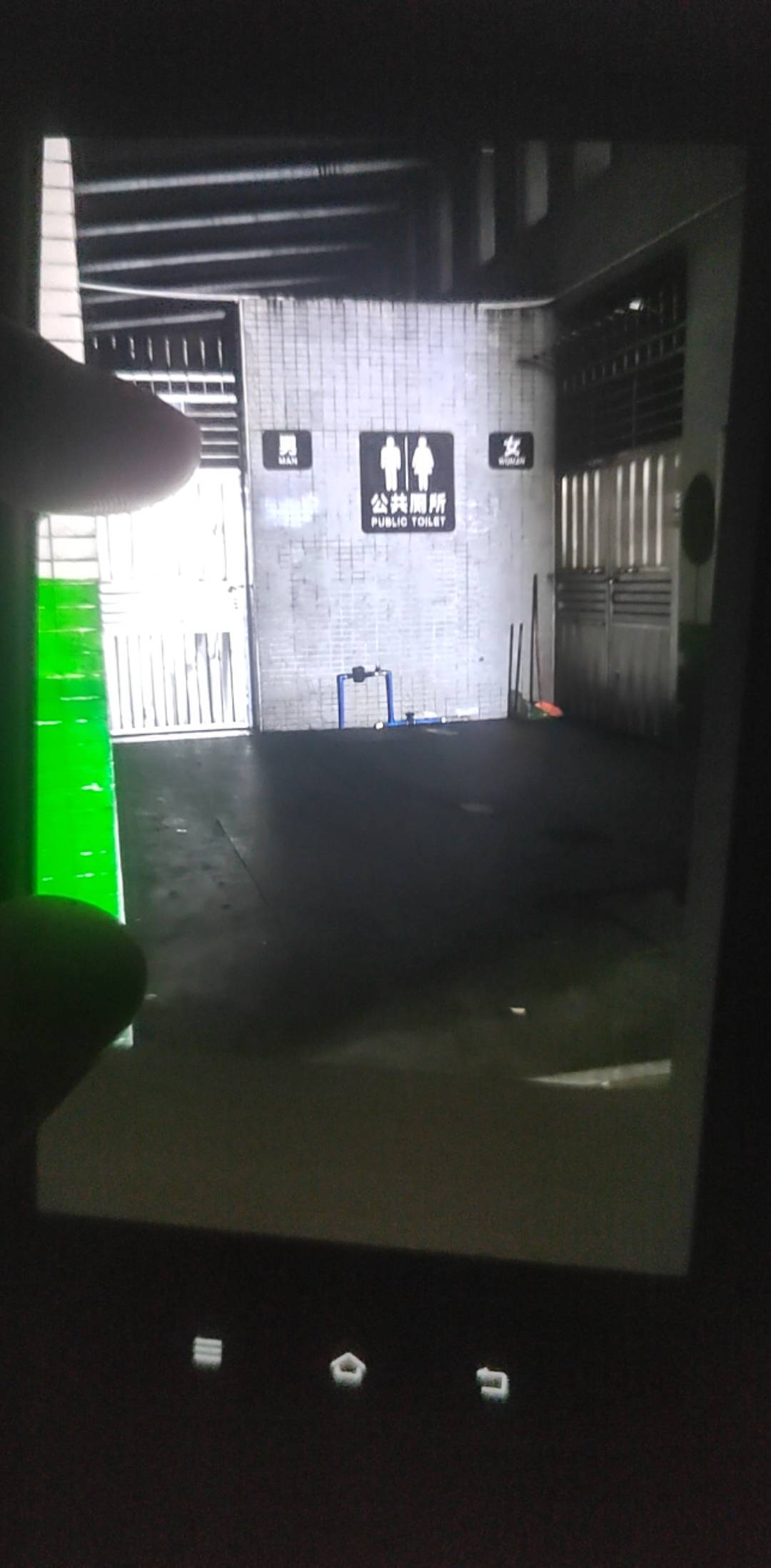 长安宵边的老哥是不是经常去厕所睡觉啊，搞得厕所大晚上还把门给锁了有个老哥憋不住了15 / 作者:挂比了救我鸭 / 