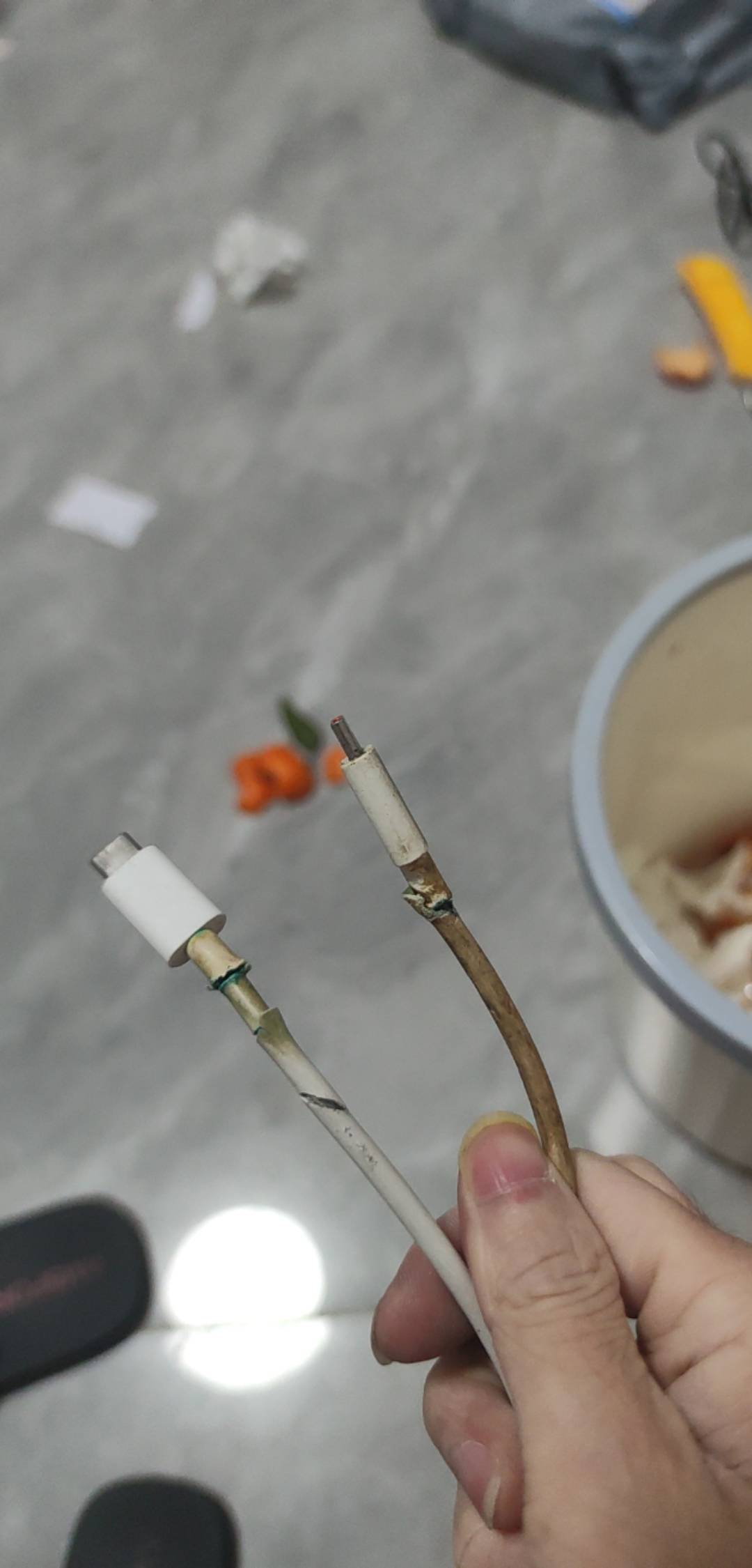 哪位老哥的数据线头 和我这个一样裂开了

57 / 作者:木子辰 / 