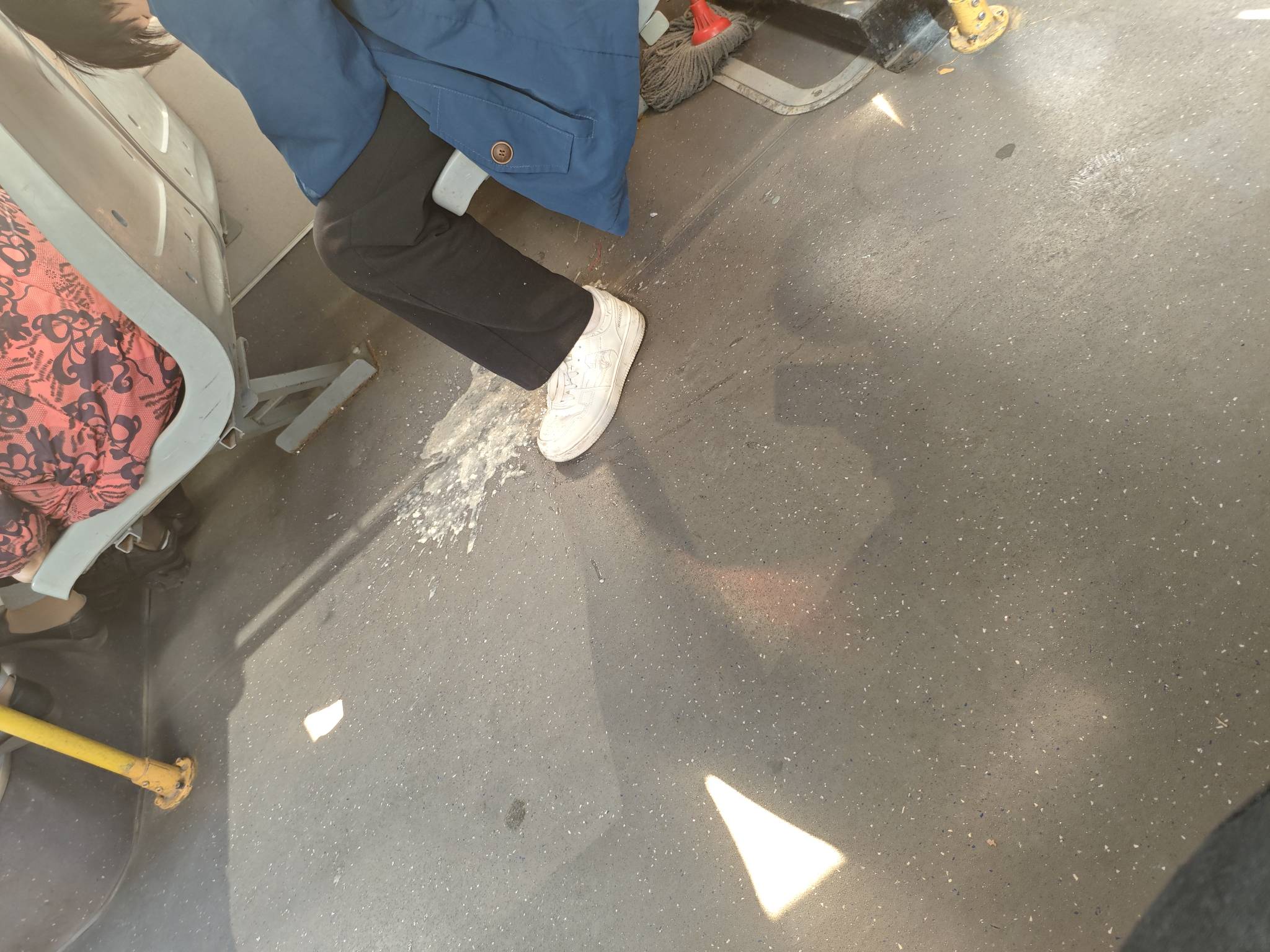 挂壁仔完了脑子坏掉了，他了就算了，还用纸巾擦，然后擦来擦去的立马又下车了


76 / 作者:天空之城@ / 