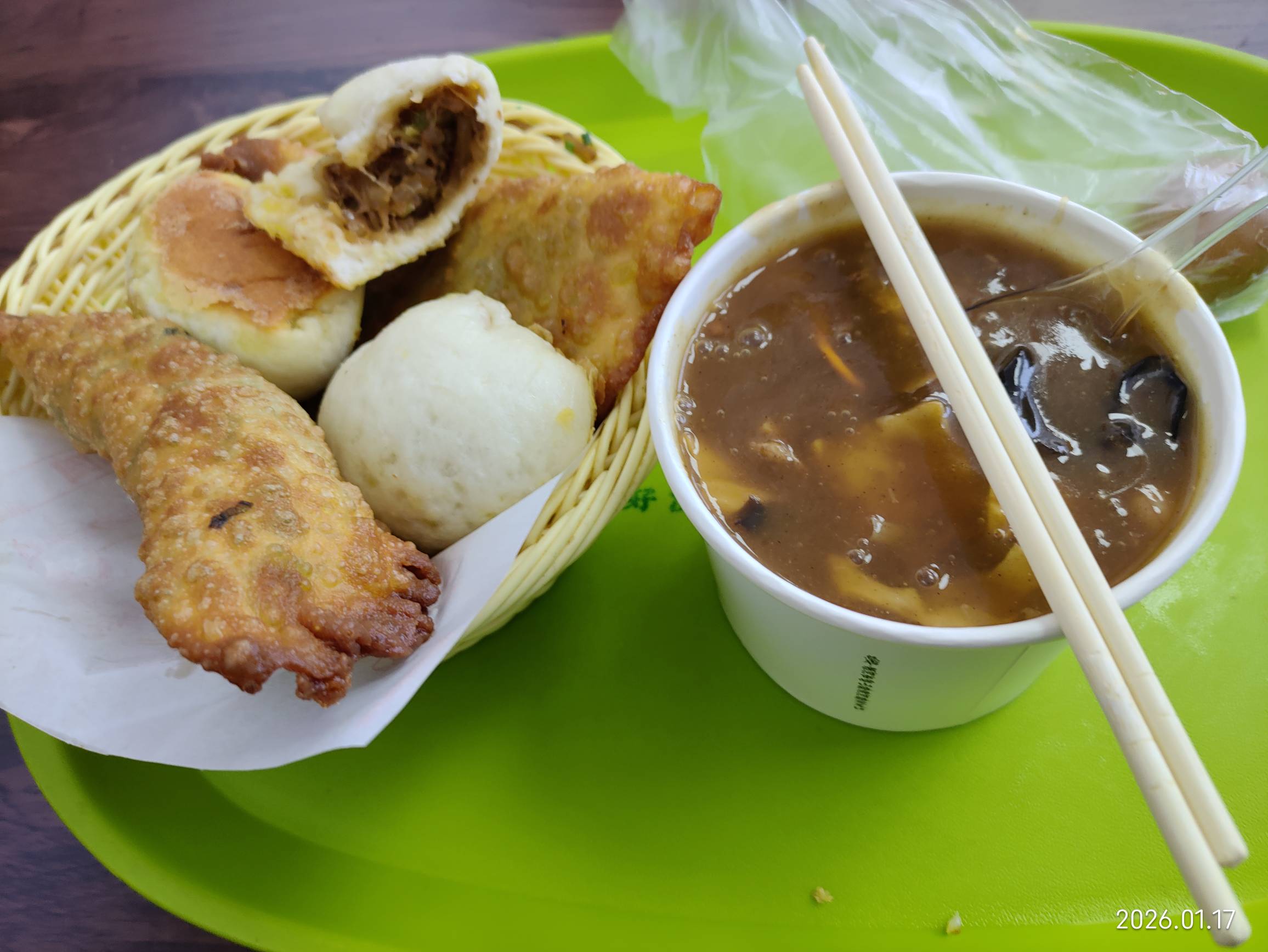 胡辣汤是真难喝啊，十年以前在河南当兵的时候喝过一次，味道好像也不咋地，这不当地也46 / 作者:红菜苔 / 