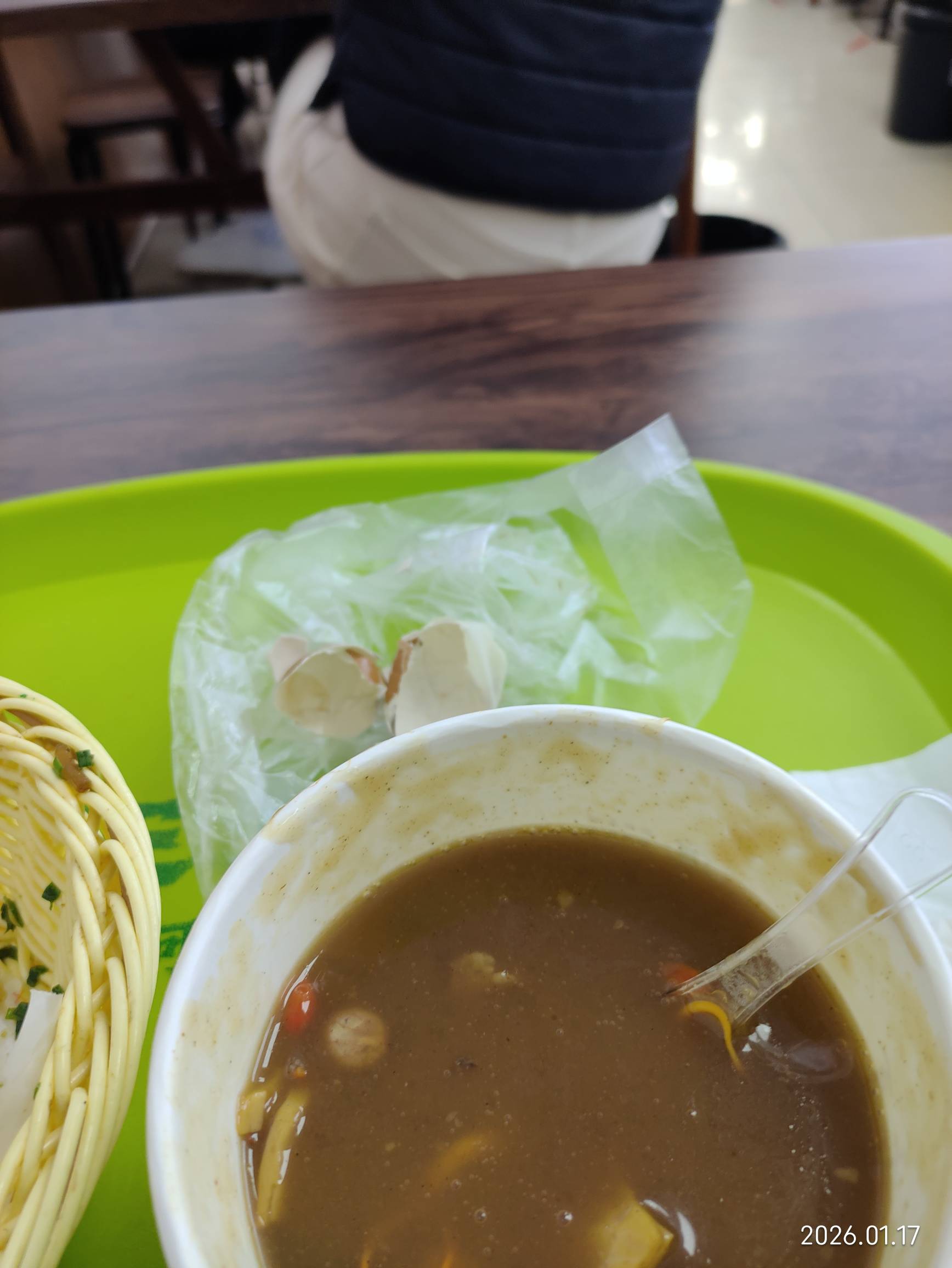 胡辣汤是真难喝啊，十年以前在河南当兵的时候喝过一次，味道好像也不咋地，这不当地也48 / 作者:红菜苔 / 