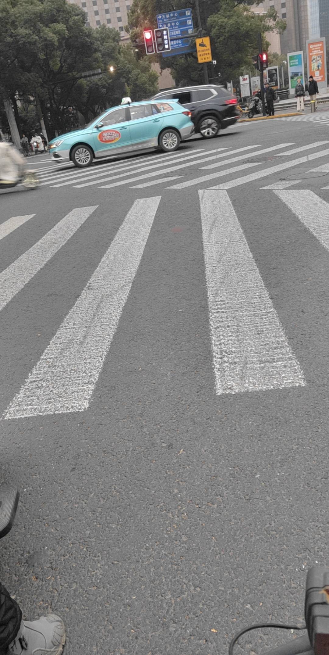 碰花碰草别碰情，动手动脚别动心。
有缘无分难相守，自古多情伤己身。
爱恨情仇皆放下58 / 作者:酒肉和尚 / 