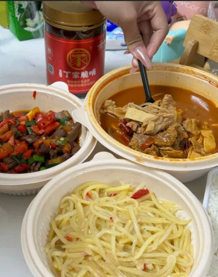 和女朋友最后一顿饭，吃完就出发了，1000多公里一个人开着车子有点遭不住啊

38 / 作者:宰割宰武 / 