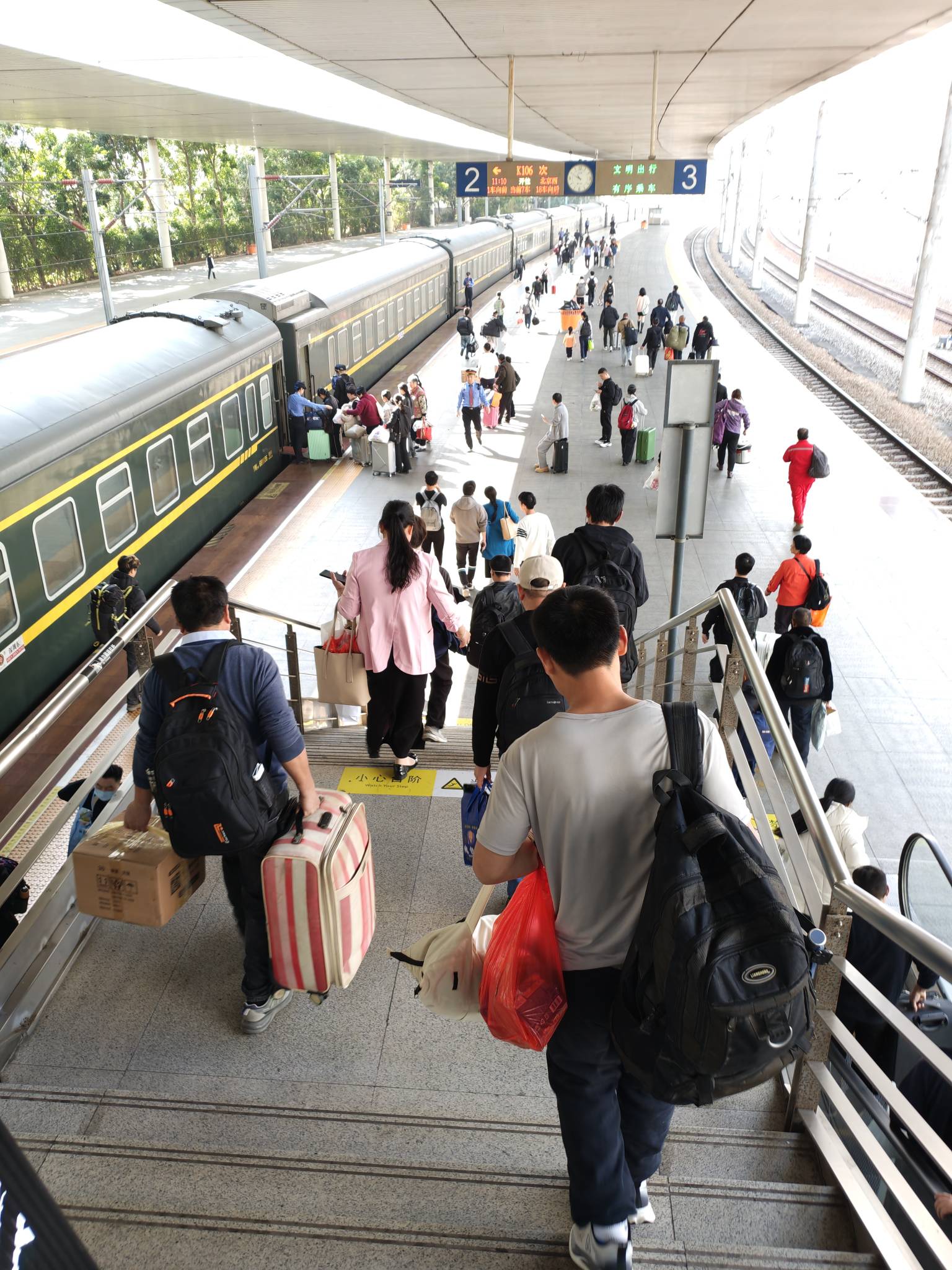 以前搞过一个苹果官换机几千块还是同学担保的贷款搞得，这几年过年都会来我家问我要，100 / 作者:梦回大唐做王爷 / 