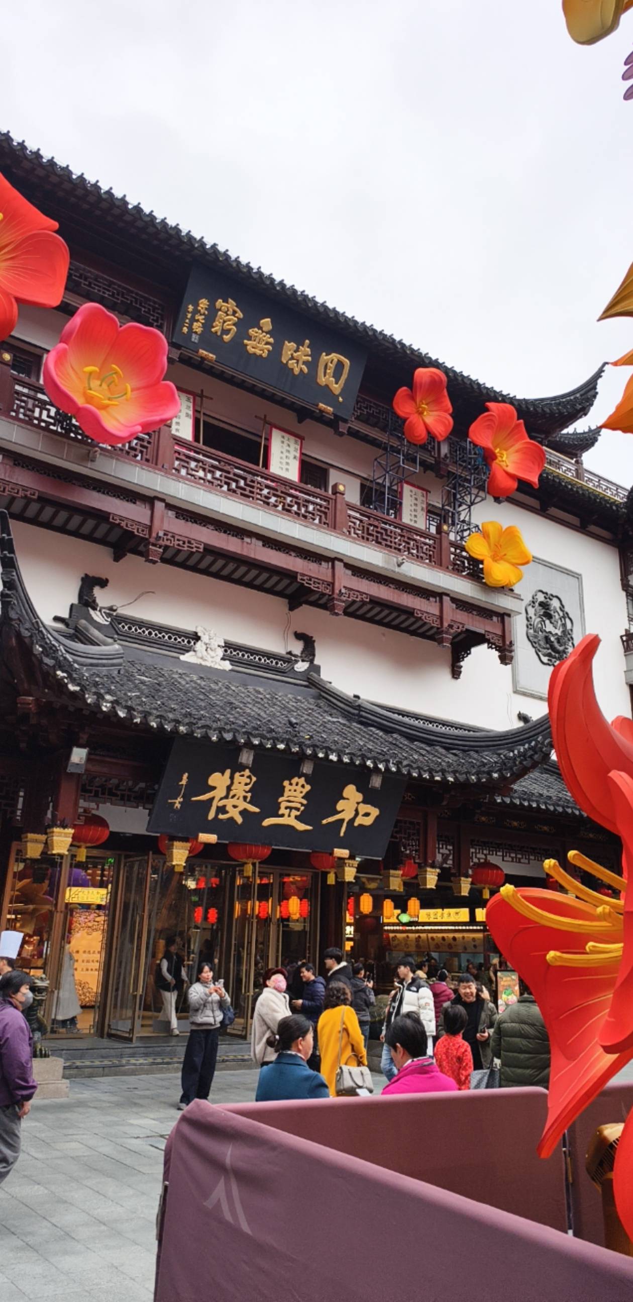 这是上海最繁华的地方，就是这样啥也没有！
人看人，在中国，有钱都没地方花！现在都60 / 作者:昨日过往 / 