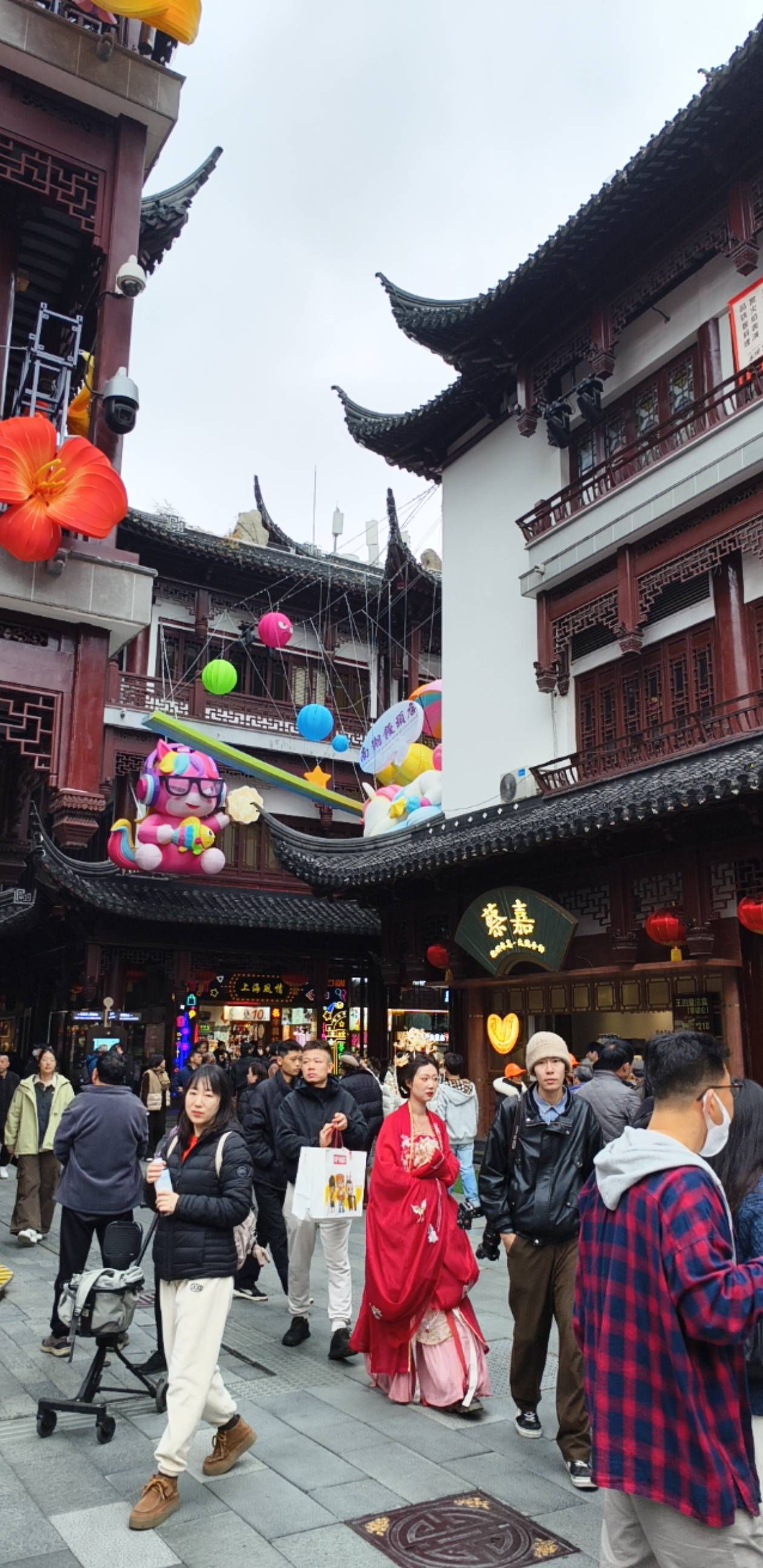 这是上海最繁华的地方，就是这样啥也没有！
人看人，在中国，有钱都没地方花！现在都73 / 作者:昨日过往 / 