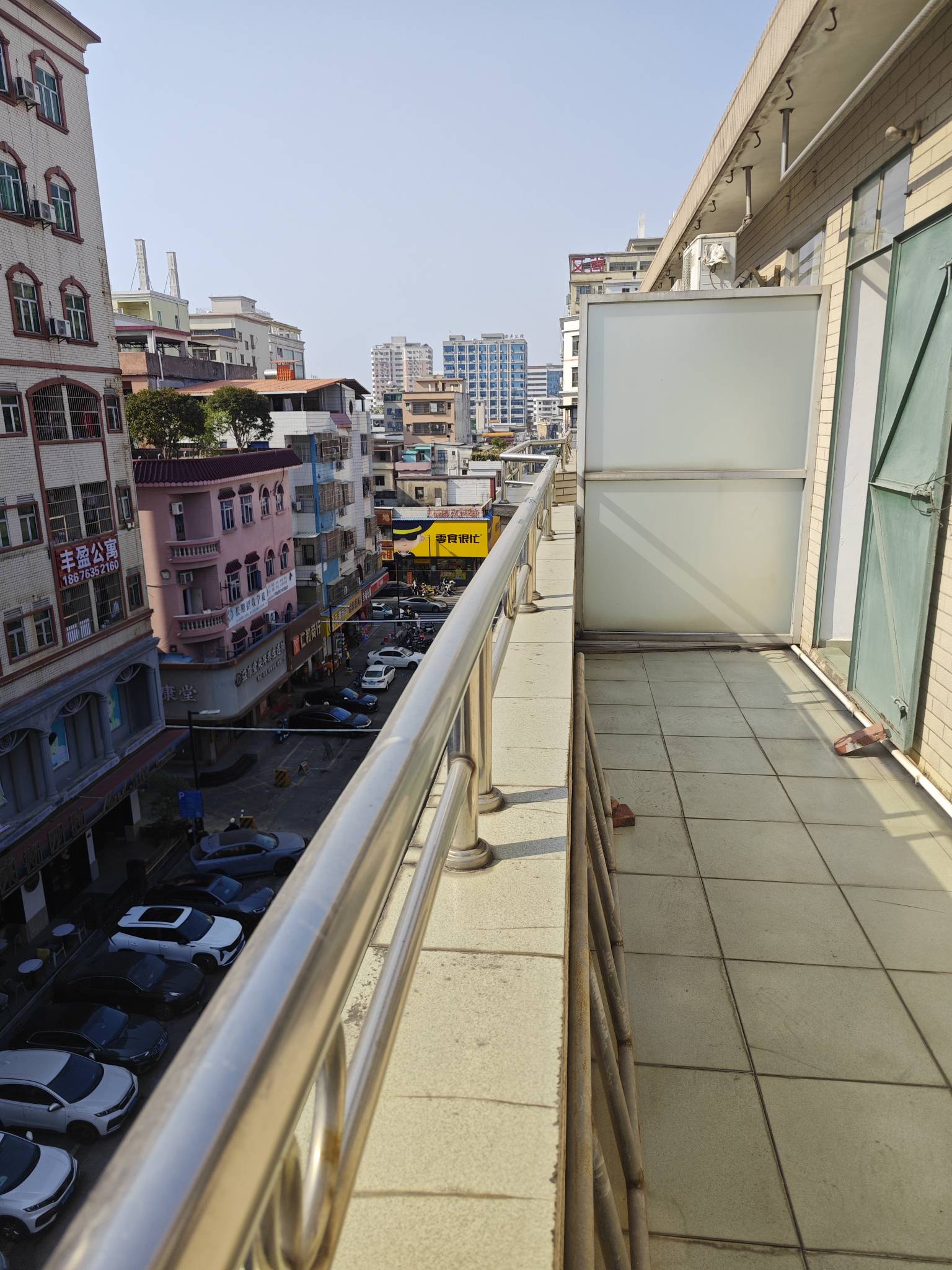 在深圳住了两年暗房，来东莞租了个大阳台的挂壁房太舒服了，天天在外面晒太阳，外面还1 / 作者:南巷清风哈 / 