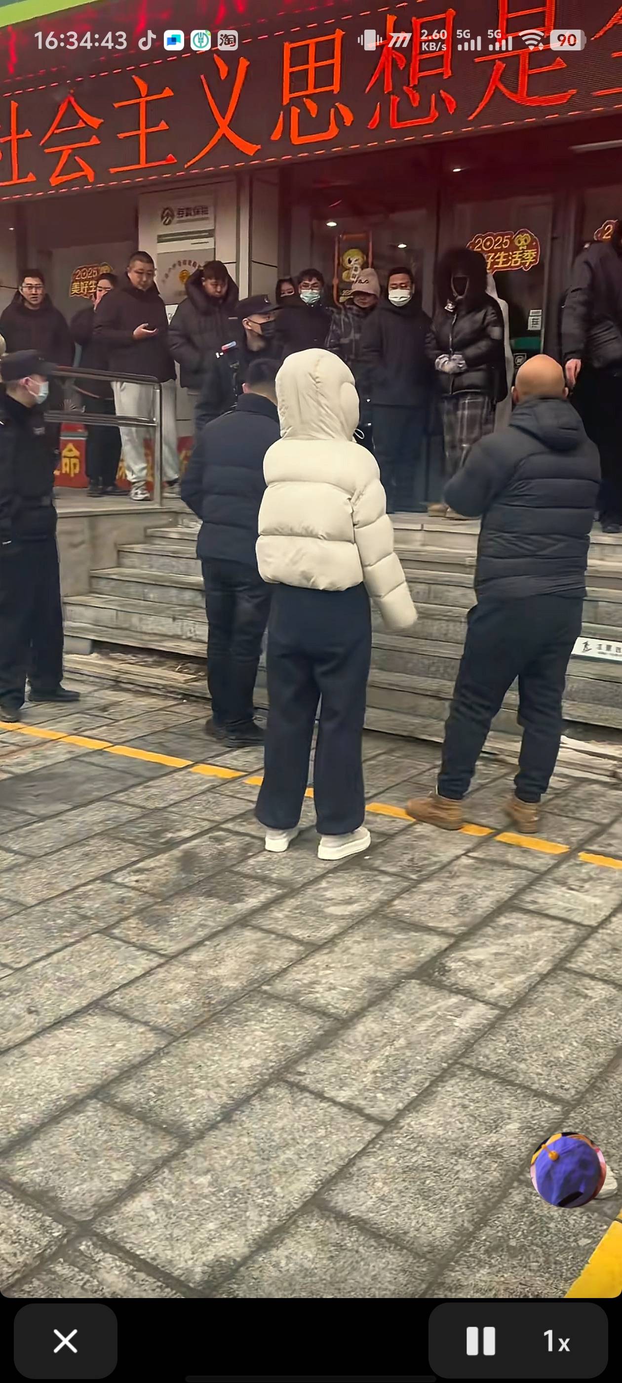 是不是19号夜里银行门口就开始排队了

54 / 作者:卡农咚咚 / 