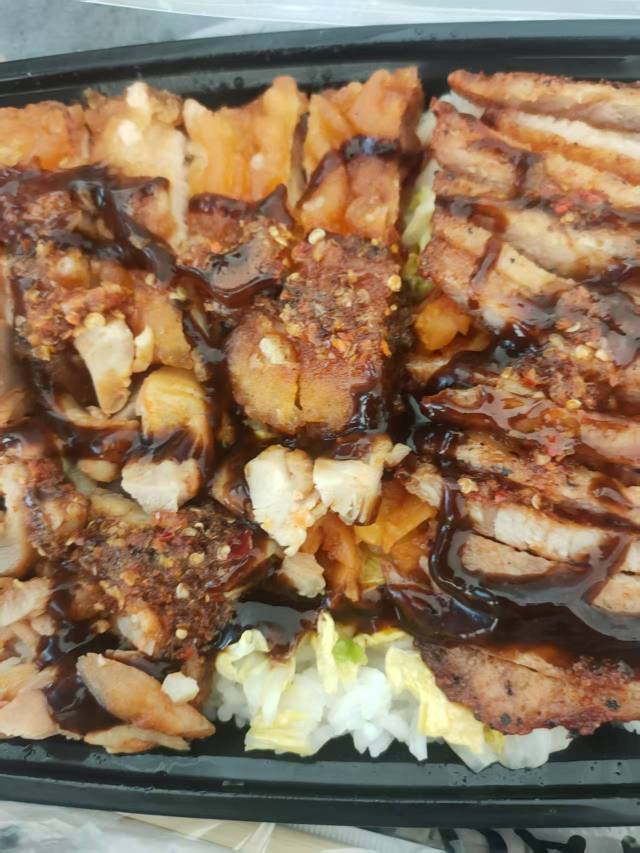 凌晨12点，手机弹窗跟炸雷似的把我从梦里轰醒：“100元立减券！限量80份！手慢无！”73 / 作者:中国人民银行长 / 