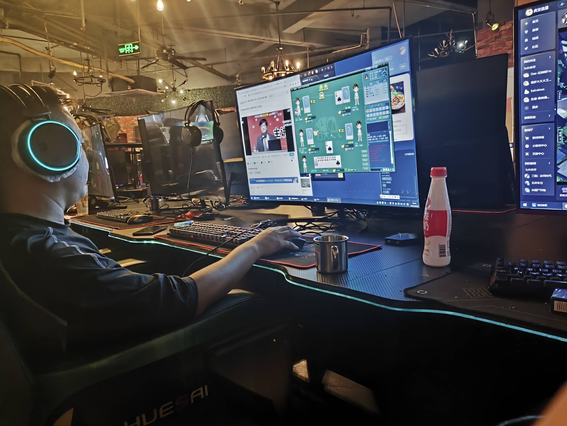 我的曼德尔超算单元刚拿就被老赛肘死了，是9格还是12格来着我只有4格，队友红狼和无名14 / 作者:附近司机 / 