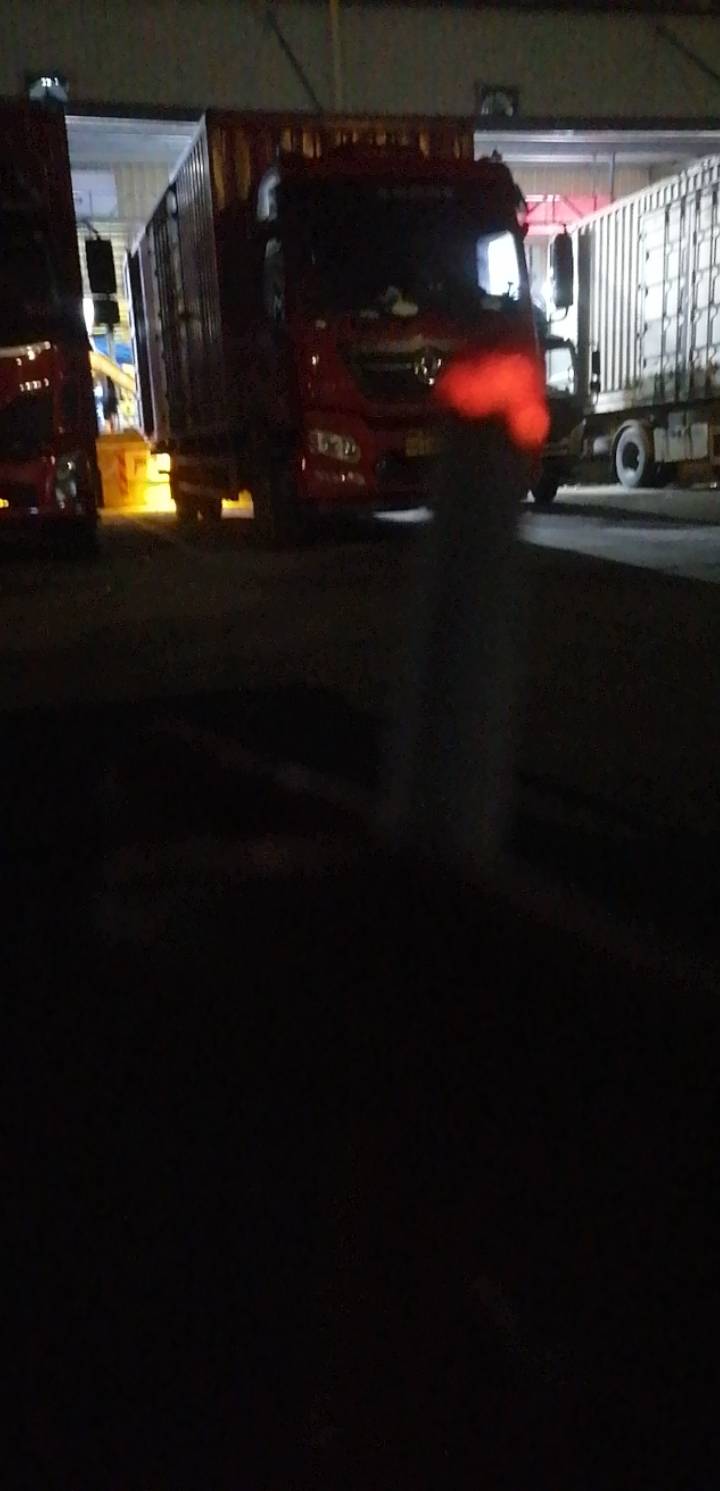 卸了4车货。全是麻袋装。准备下班了。8个半小时。没了半条命。才挣140。泪水打湿猪脚64 / 作者:岸上狗蛋 / 